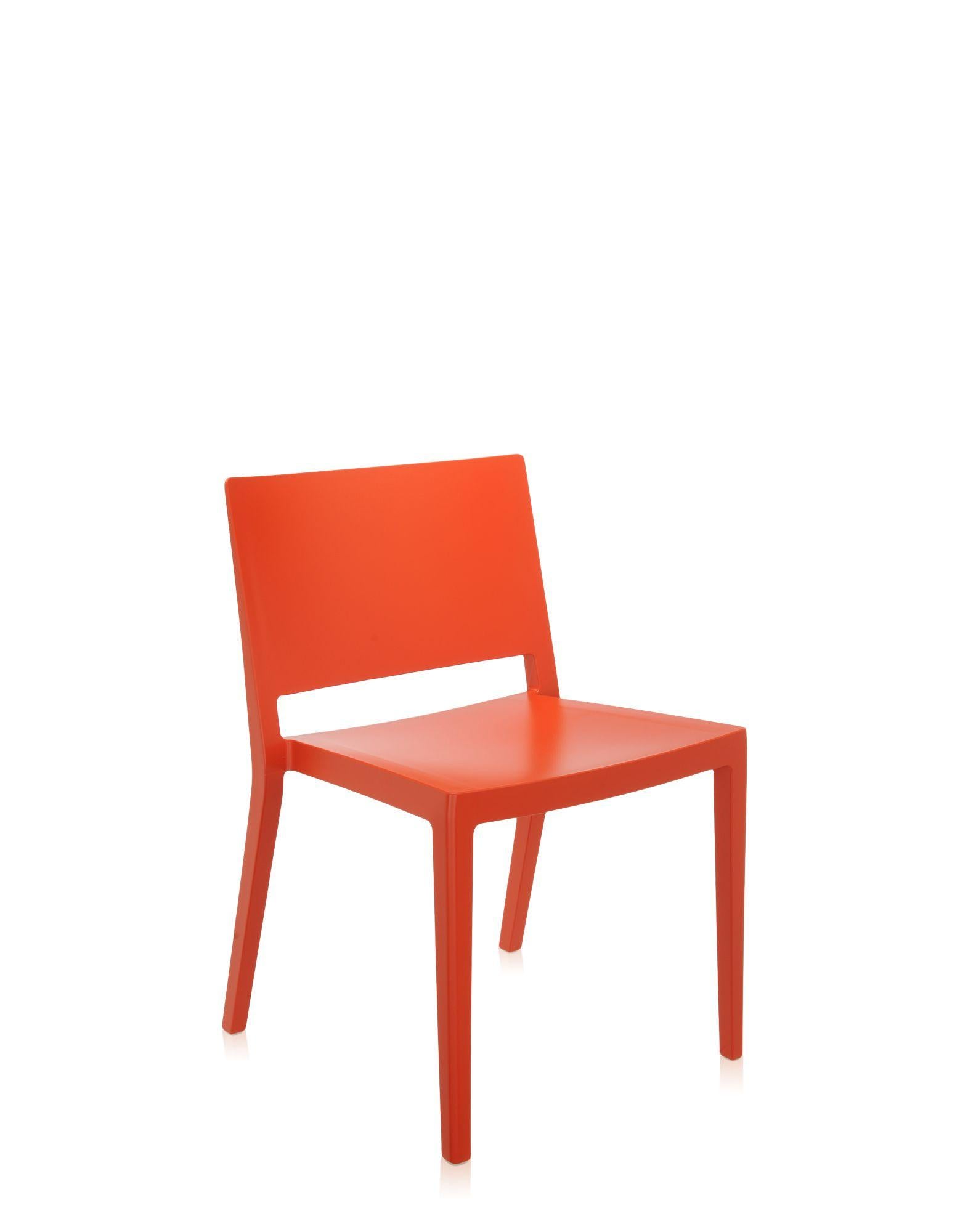 Ein leichter Stuhl mit essentiellen, strengen Linien, der dem minimalistischen und raffinierten Stil seines Designers Piero Lissoni entspricht. Lizz ist jetzt auch in einer matten Version mit sechs Farben erhältlich, die an das typisch