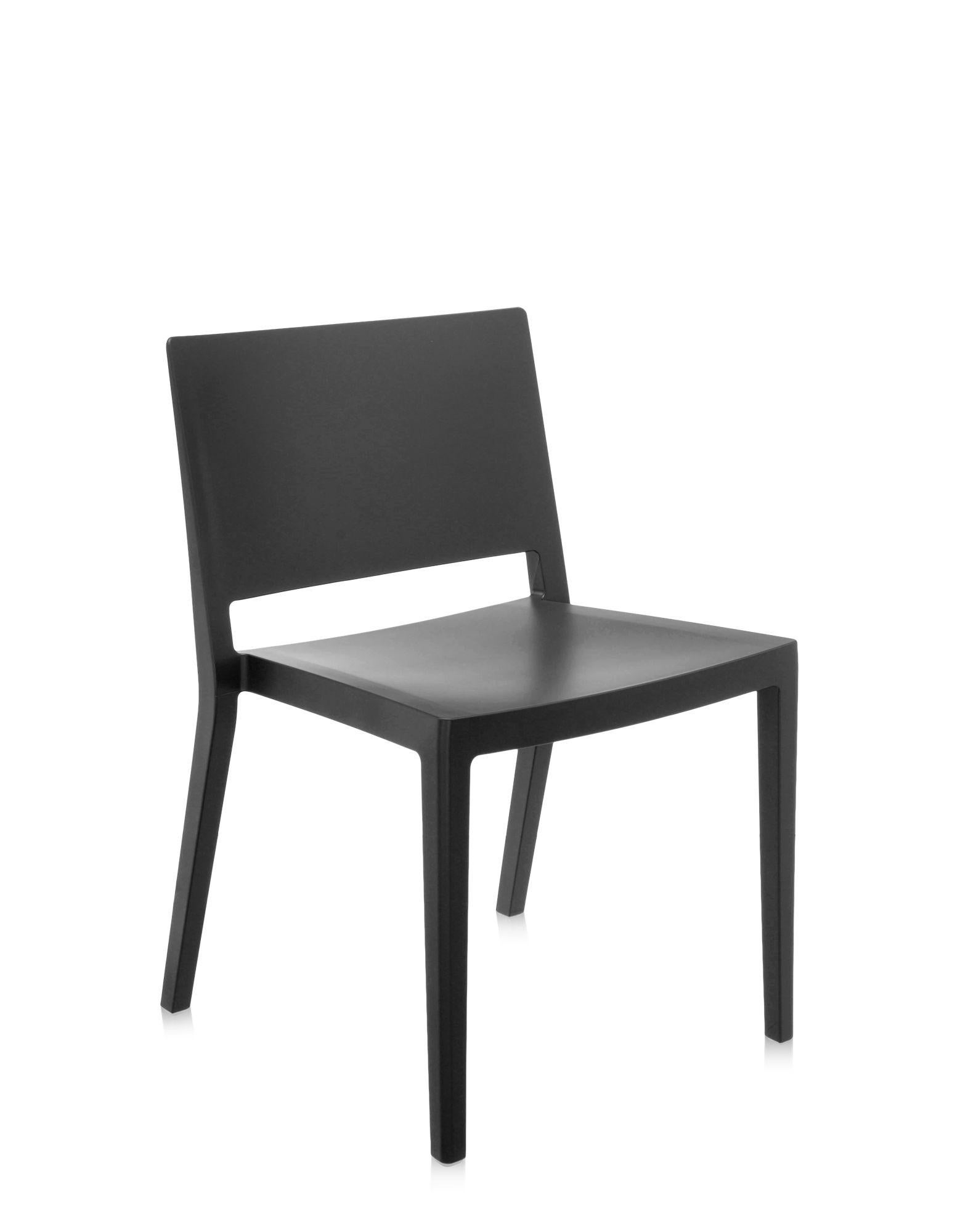 Ein leichter, wesentlicher und strenger Stuhl. Seine quadratische Linie wurde von Piero Lissoni entworfen, mit einem breiten Sitz und einer breiten, niedrigen Rückenlehne. Er wurde für die Verwendung bei Tischen entwickelt und ist in einer Reihe von