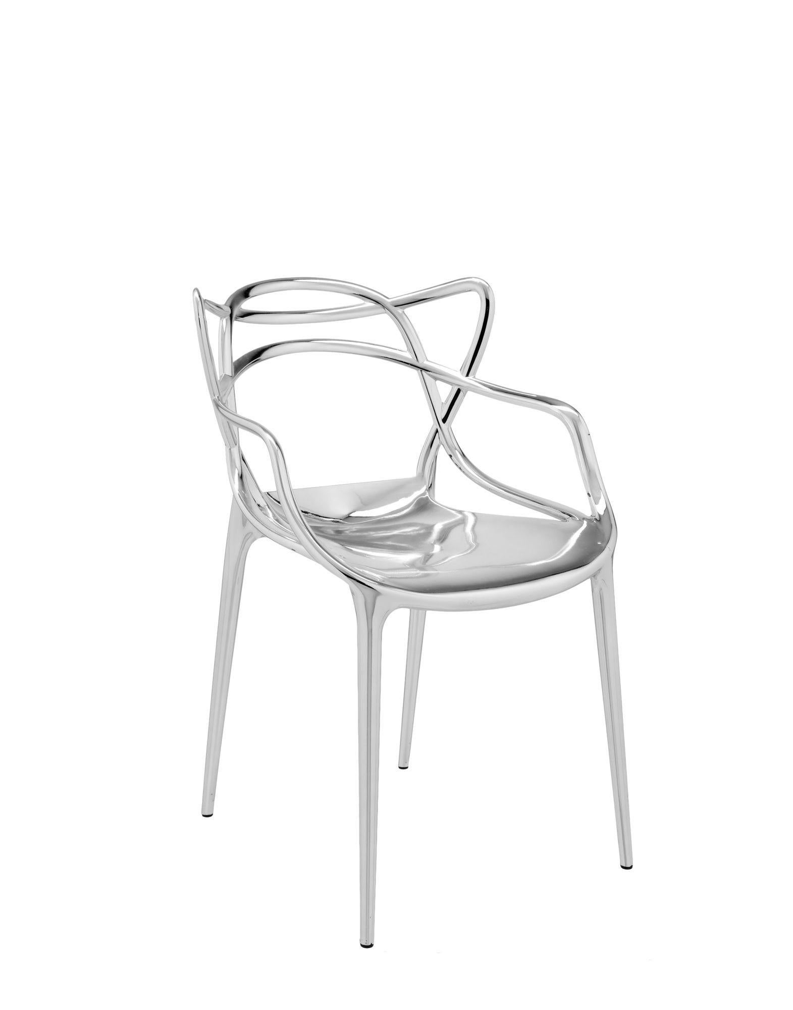 Der Masters Chair ist eine kraftvolle Hommage an drei symbolträchtige Stühle, die vom kreativen Genie Starcks neu gelesen und interpretiert wurden. Die unverwechselbaren Silhouetten der Serie 7 von Arne Jacobsen, des Tulip-Sessels von Eero Saarinen