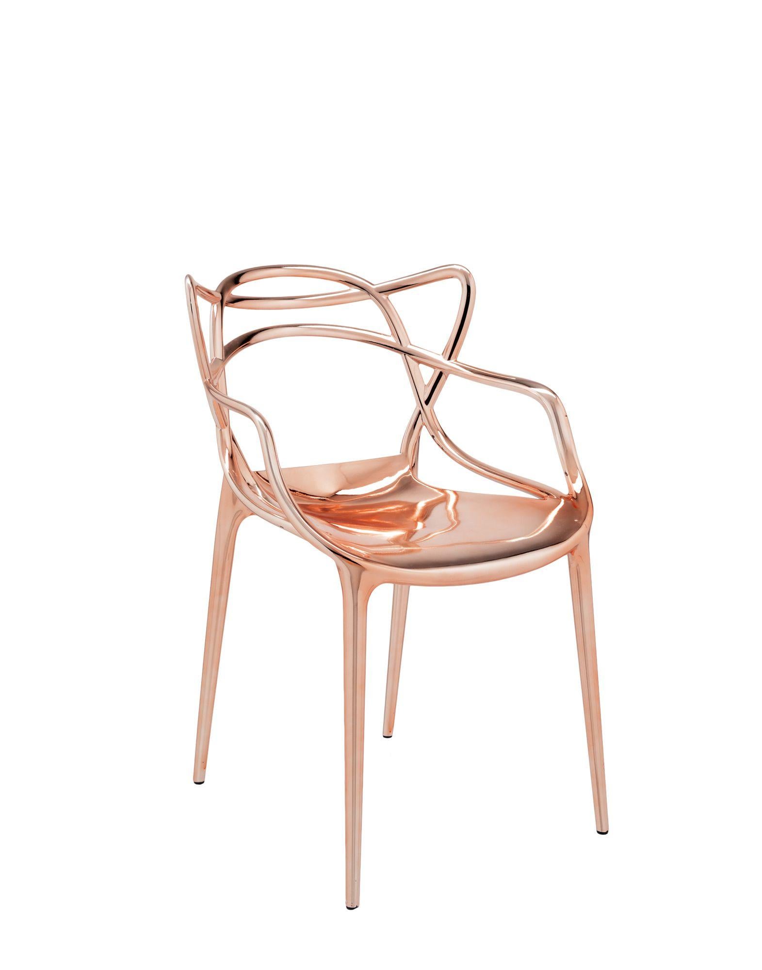 La chaise Masters est un hommage puissant à trois chaises symboliques, relues et réinterprétées par le génie créatif de Starck. Les silhouettes incomparables de la Série 7 d'Arne Jacobsen, du fauteuil Tulip d'Eero Saarinen et de la chaise eiffel de