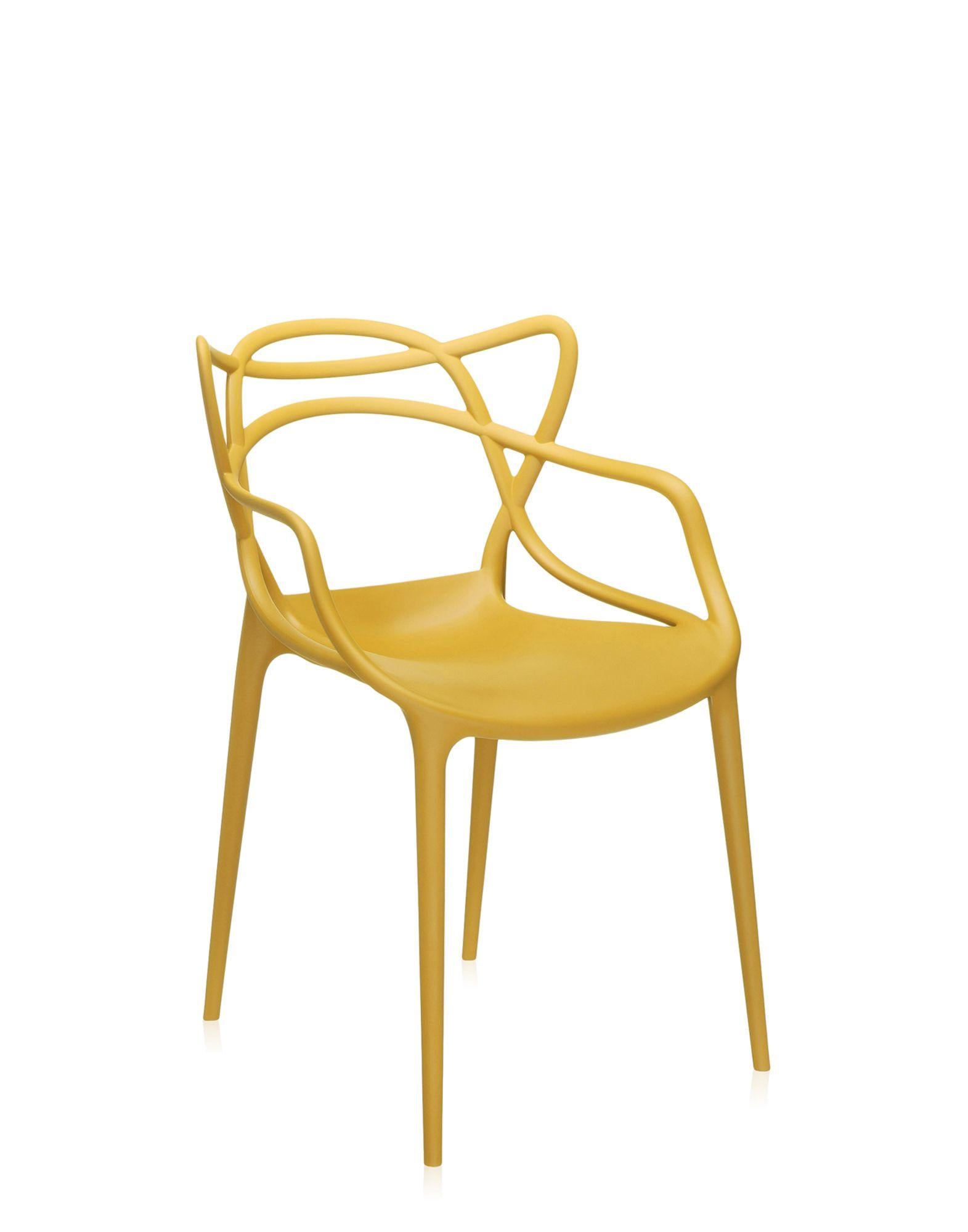 La chaise Masters est un hommage puissant à trois chaises symboliques, relues et réinterprétées par le génie créatif de Starck. Les silhouettes incomparables de la Série 7 d'Arne Jacobsen, du fauteuil Tulipe d'Eero Saarinen et de la chaise Eiffel de