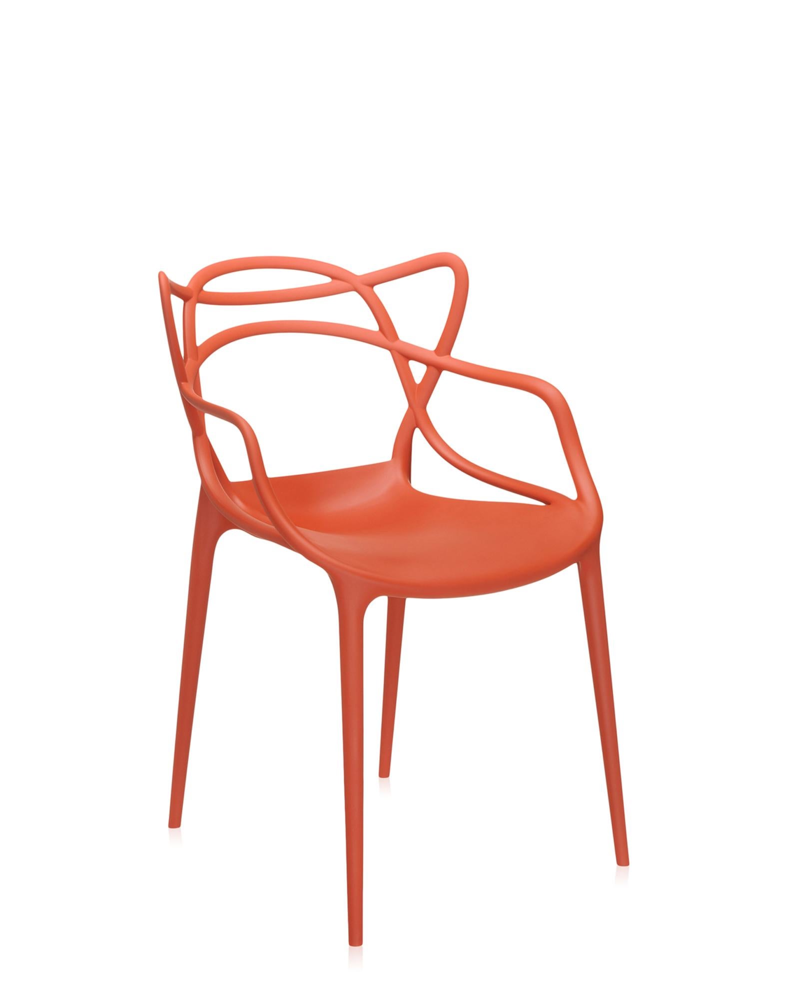 Der Masters Chair ist eine kraftvolle Hommage an drei symbolträchtige Stühle, die vom kreativen Genie Starcks neu gelesen und interpretiert wurden. Die unverwechselbaren Silhouetten der Serie 7 von Arne Jacobsen, des Tulip Armchair von Eero Saarinen