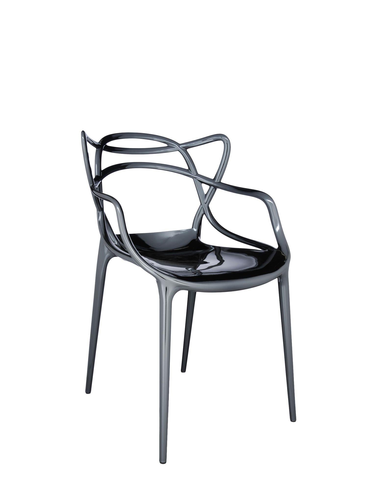 La chaise Masters est un hommage puissant à trois chaises symboliques, relues et réinterprétées par le génie créatif de Starck. Les silhouettes incomparables de la Série 7 d'Arne Jacobsen, du fauteuil Tulip d'Eero Saarinen et de la chaise Eiffel de
