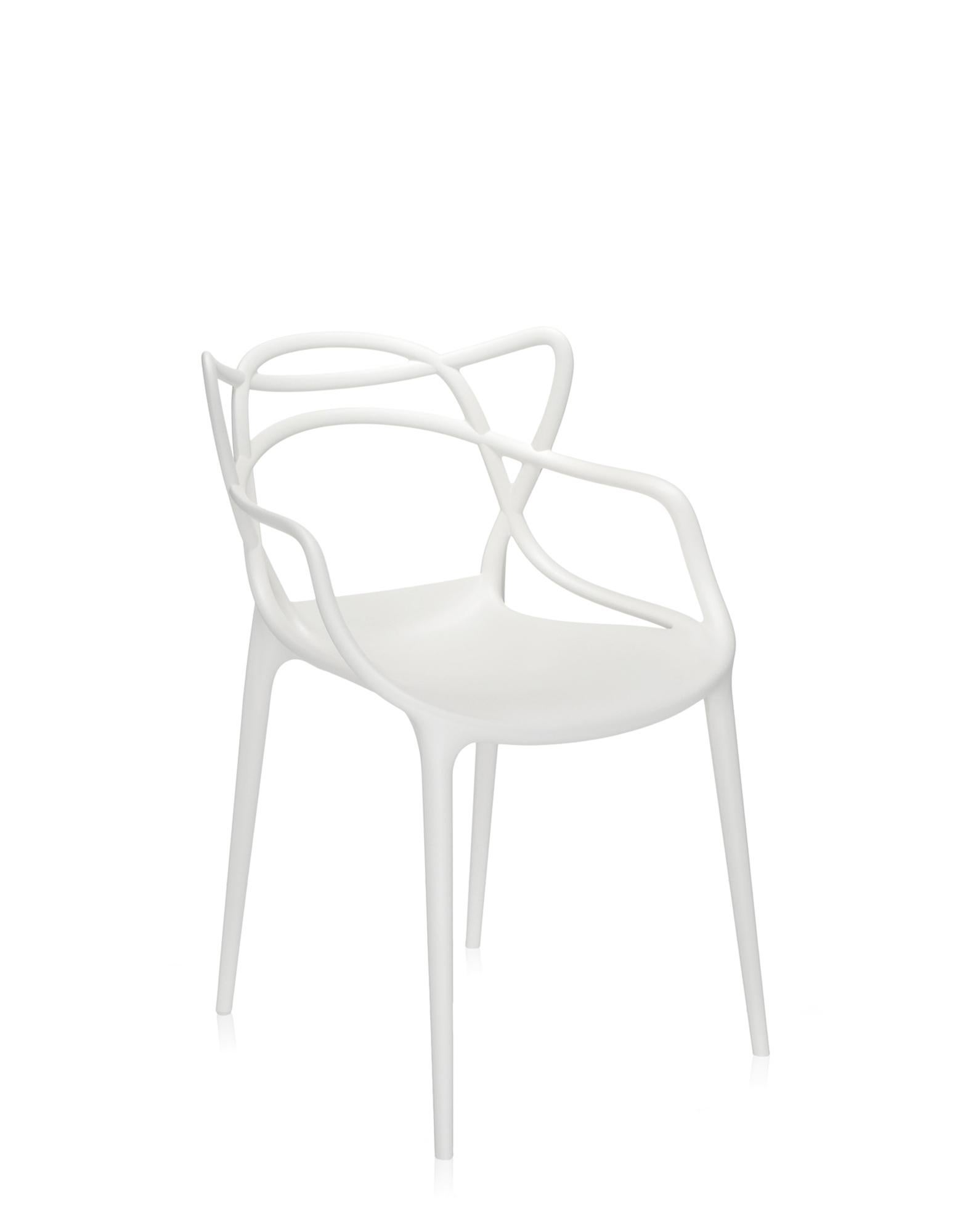 Der Masters Chair ist eine kraftvolle Hommage an drei symbolträchtige Stühle, die vom kreativen Genie Starcks neu gelesen und interpretiert wurden. Die unverwechselbaren Silhouetten der Serie 7 von Arne Jacobsen, des Tulip Armchair von Eero Saarinen