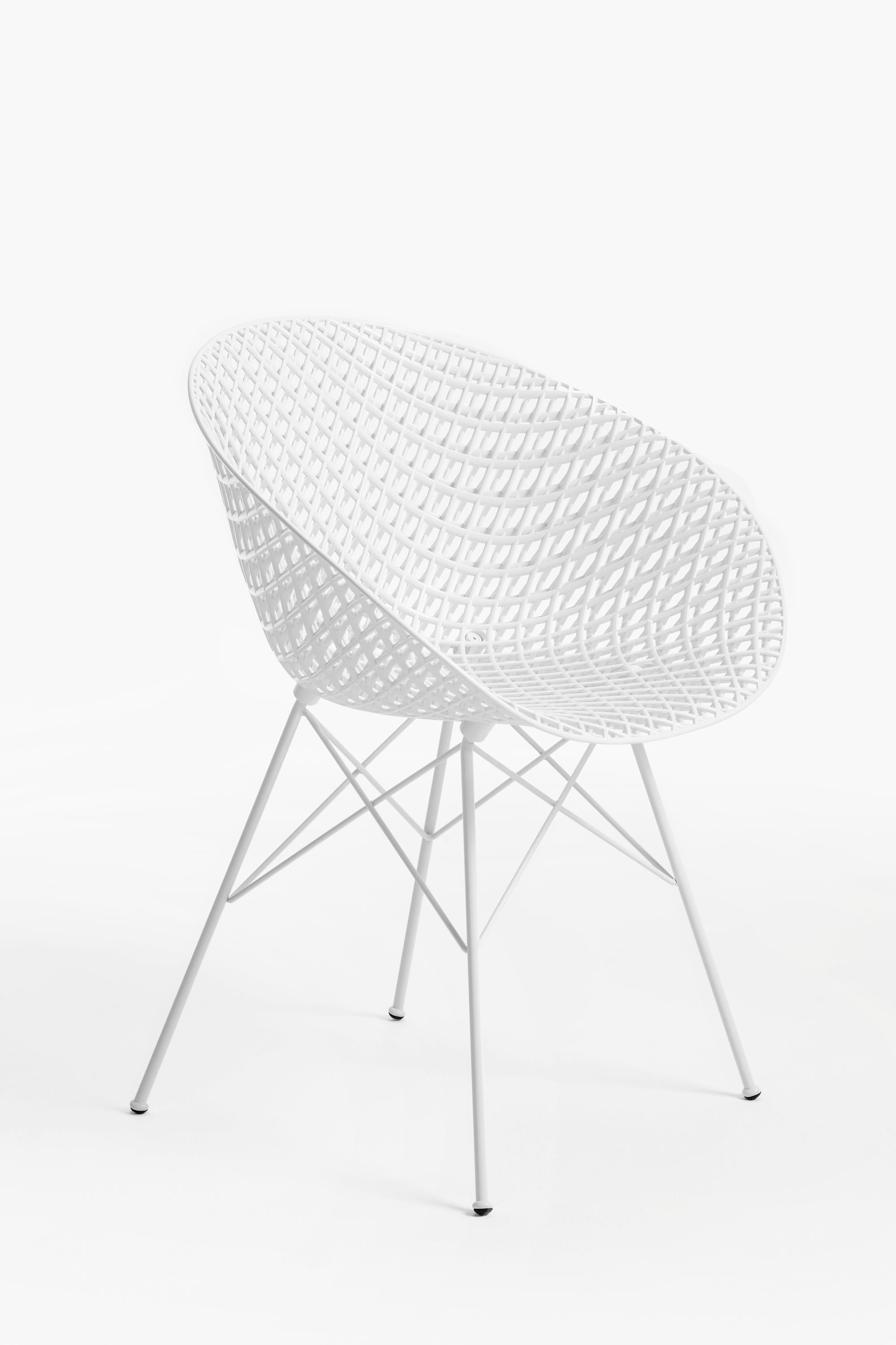 L'interaction constante entre le design et l'innovation technologique a conduit à la création de Smatrik, la dernière interprétation d'une chaise, conçue par Tokujin Yoshioka. Il est doté d'un cadre innovant qui crée un effet tridimensionnel, ce qui