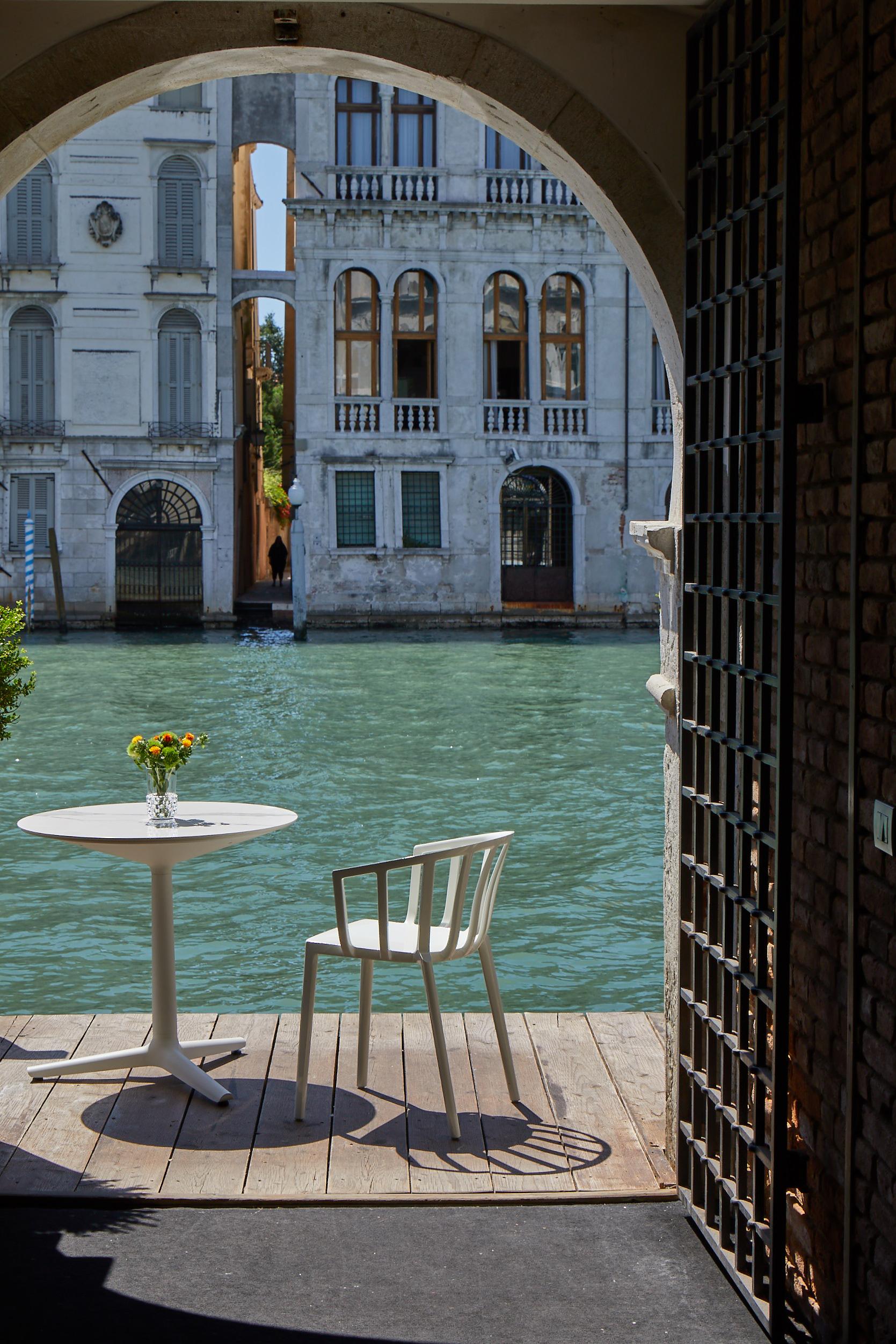 Satz von 2 Kartell-Stühlen aus Venedig in glänzendem Weiß von Philippe Starck im Angebot 2