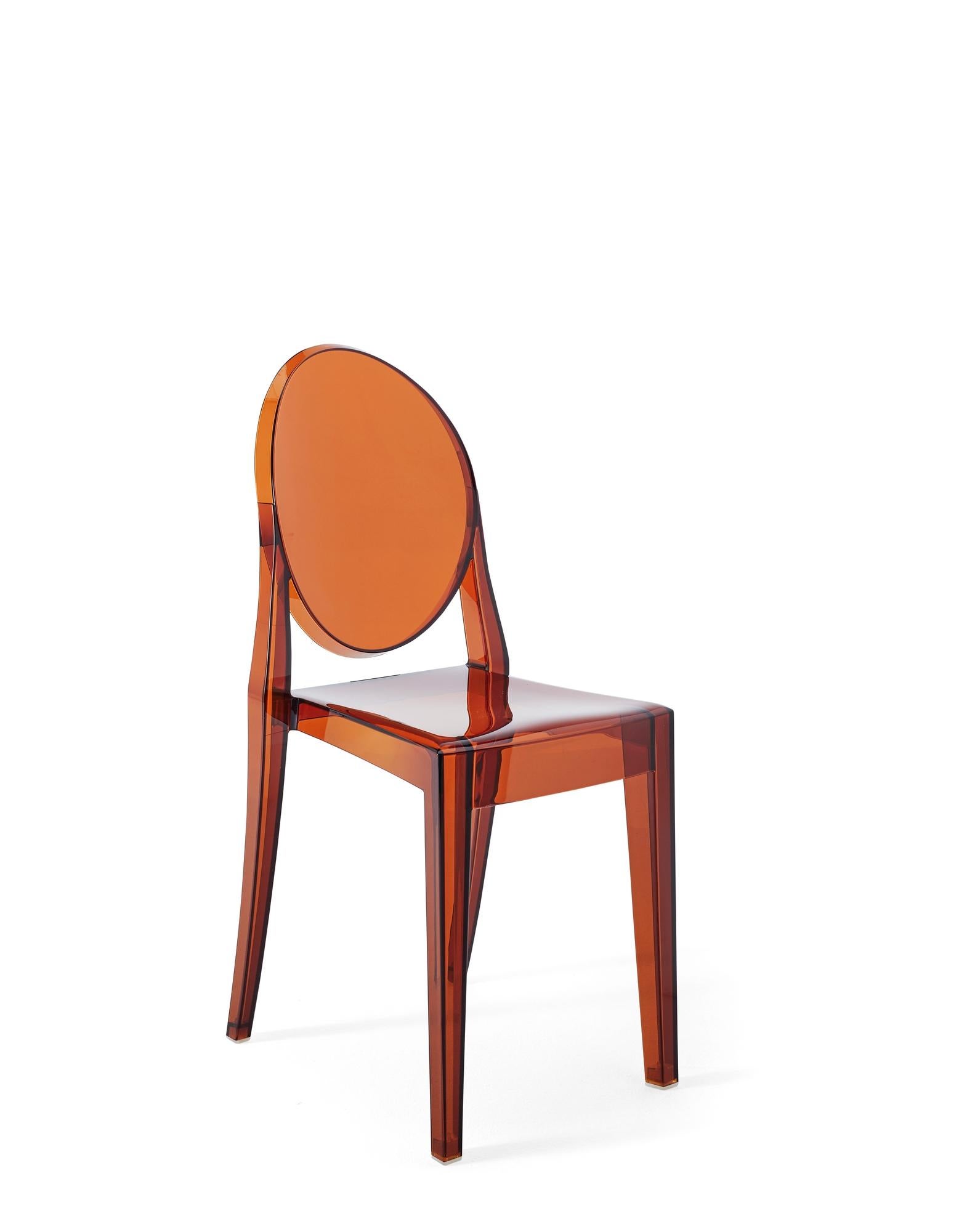 Il s'agit d'une chaise aux lignes classiques, avec un dossier arrondi qui rappelle la forme des médaillons antiques, tandis que l'assise est linéaire et géométrique. Le fantôme Victoria est fabriqué en polycarbonate transparent et coloré et formé