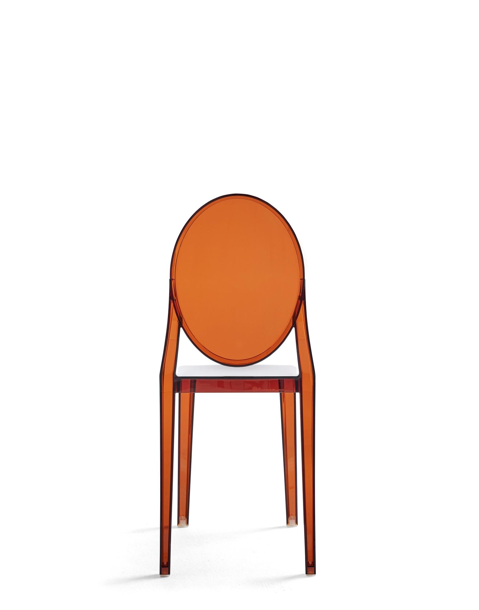 italien Lot de 2 chaises Kartell Victoria Ghost en ambre par Philippe Starck en vente