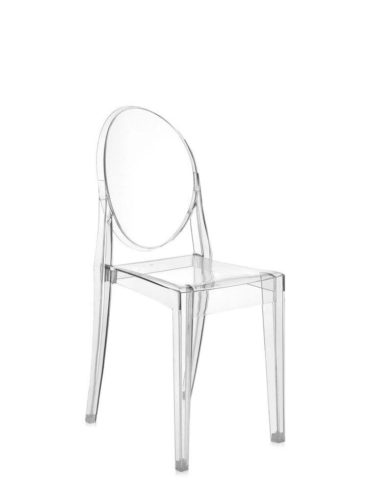 This is a chair born of Classic lines with a rounded backrest that recalls the shape of antique medallions, whilst the seat is linear and geometric. Victoria ghost is made of transparent, colored polycarbonate and formed in a single injection mould.