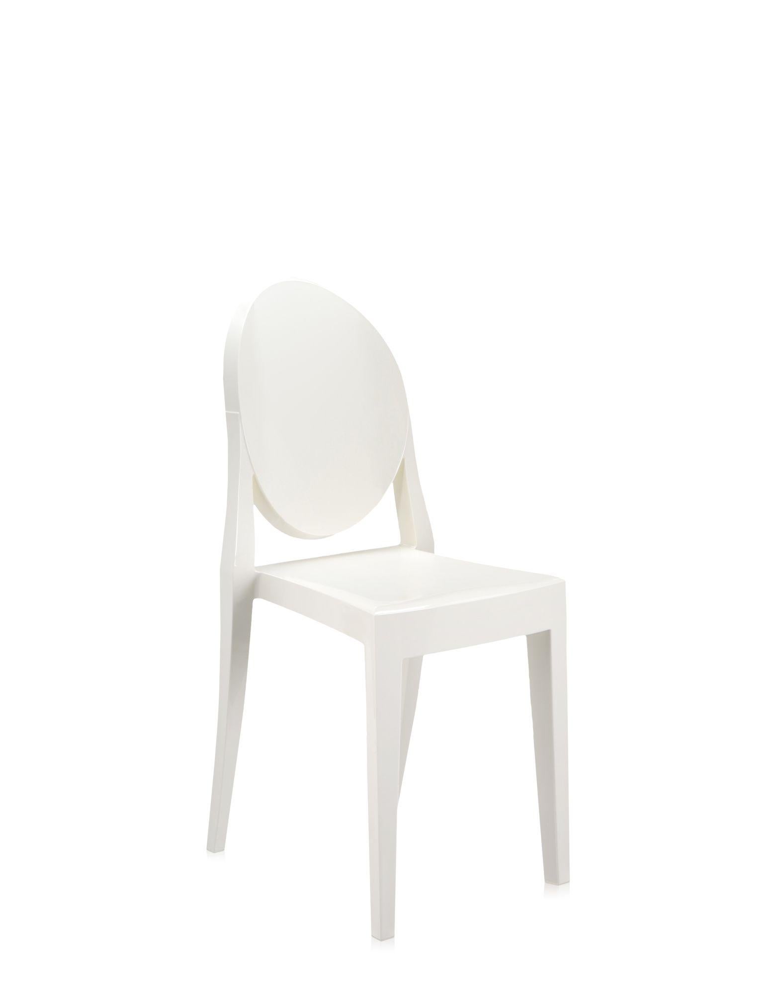 Il s'agit d'une chaise née de lignes classiques avec un dossier arrondi qui rappelle la forme des médaillons antiques, tandis que l'assise est linéaire et géométrique. Le fantôme Victoria est fabriqué en polycarbonate transparent et coloré et formé