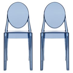 Juego de 2 sillas Kartell Victoria Ghost en azul polvo de Philippe Starck