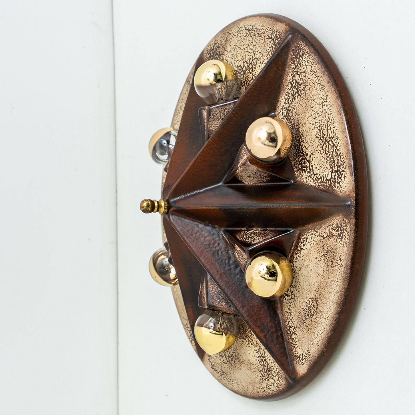 Bellissime e grafiche lampade da parete o soffitto a forma di stella, realizzate in ceramica marrone e beige, prodotte negli anni '70 in Germania.

Noi abbiamo utilizzato lampadine a specchio dorate (vedi immagini), ma anche quelle a specchio