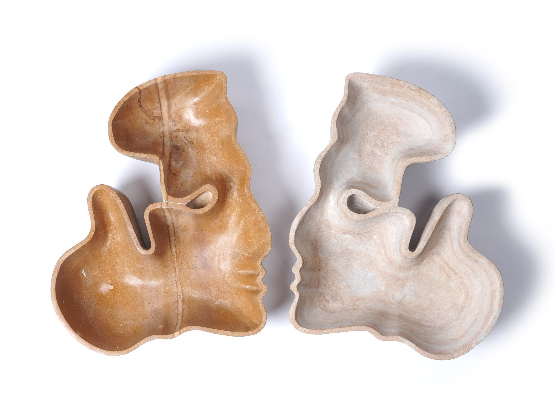 Set di 2 riceventi in marmo Kiss Couple di Jean Pascal Levy-Trumet
Edizione limitata.
Dimensioni: Donna: D 42 x L 42 x H 10 cm.
Uomo: D 39 x L 32 x H 10 cm.
Materiali: Marmo.

Disponibile in diverse opzioni di marmo Rajasthan o Rajnagar.