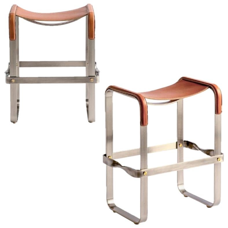 Pareja de taburetes contemporáneos de barra de cocina , metal plateado viejo y cuero tabaco