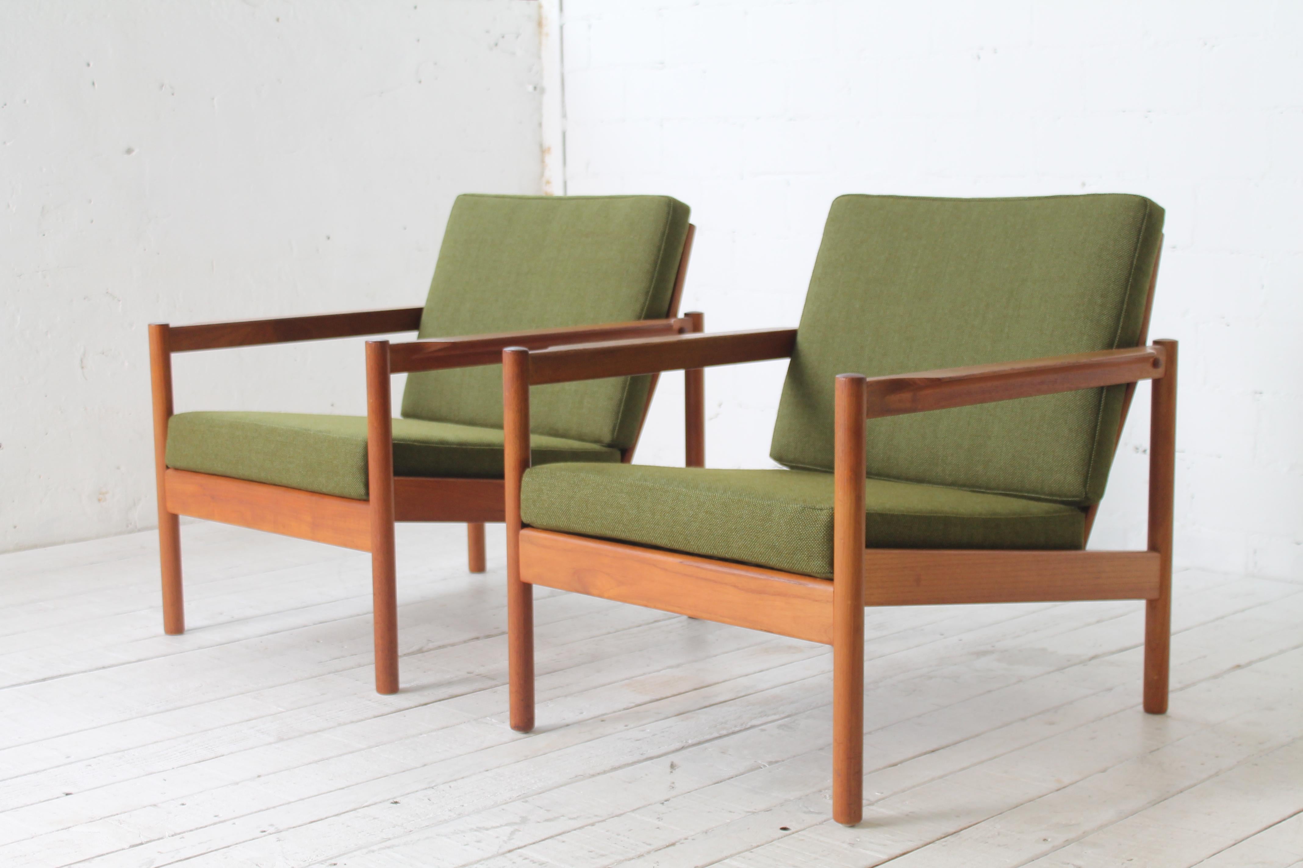 2er Set Vintage Easy Chairs im skandinavischen Stil, entworfen von Kai Kristiansen. Das Gestell ist aus massivem Teakholz, die Polster sind neu gepolstert und frisch mit waldgrünem Wollstoff bezogen worden. Die Easy Chairs wurden in Dänemark