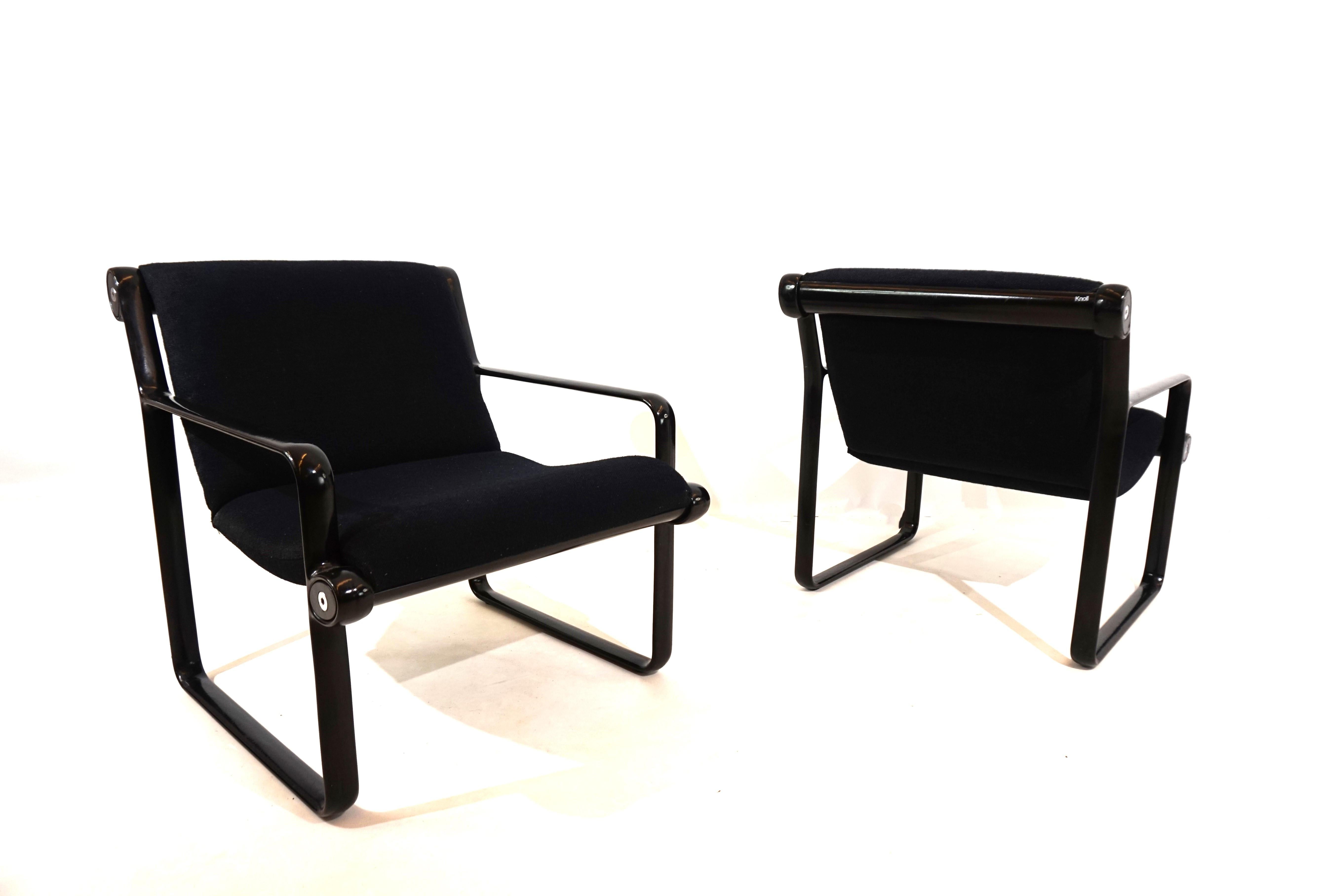 These two Knoll Sling lounge chairs in the popular color combination of black fabric covers and black metal frames and in the rarer version with armrests come in very good condition. The cushions, as well as the frame, show minimal signs of wear.