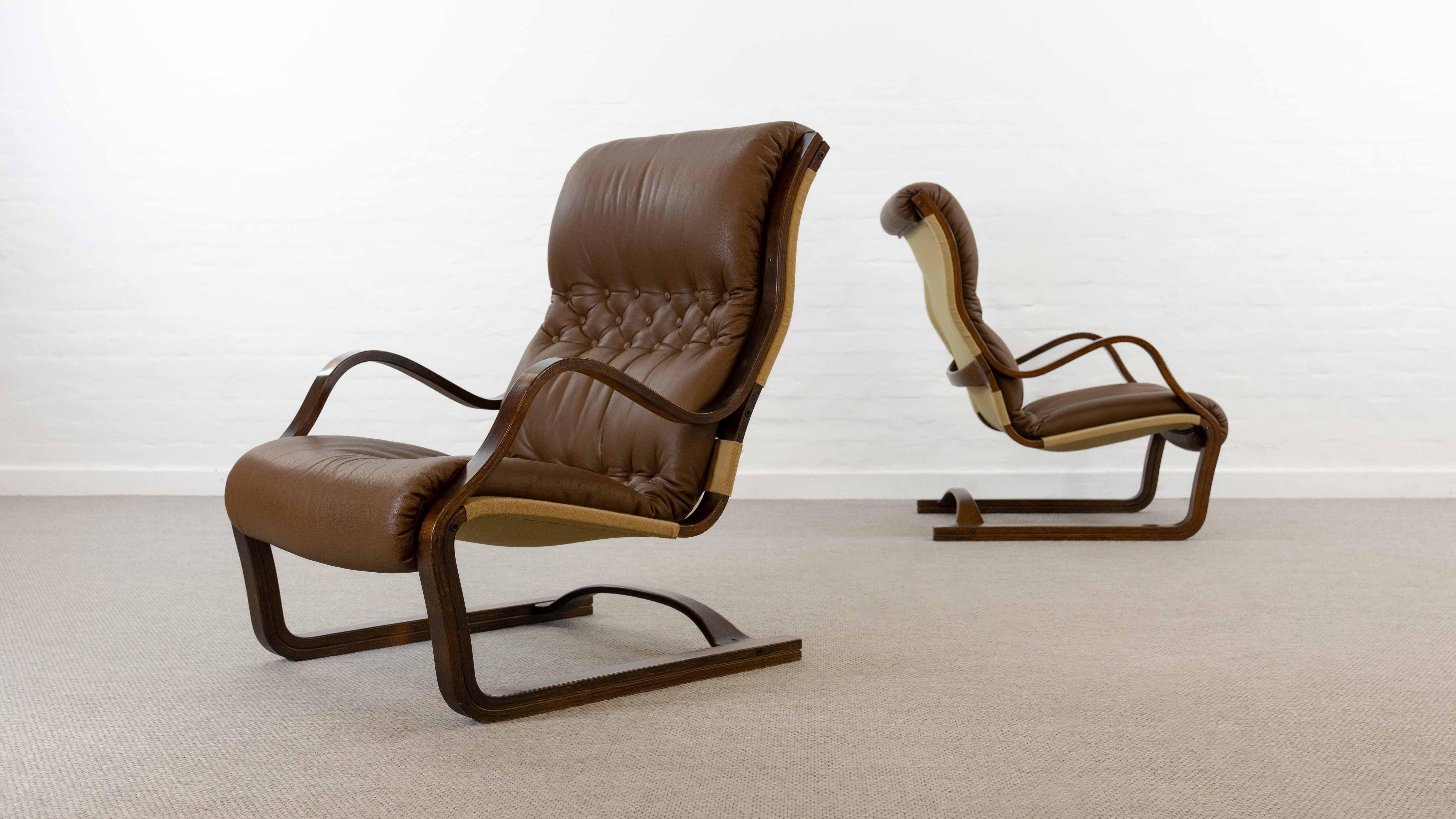 Lot de 2 fauteuils KOIVUTARU en cuir marron par Esko Pajamies pour Asko en vente 3