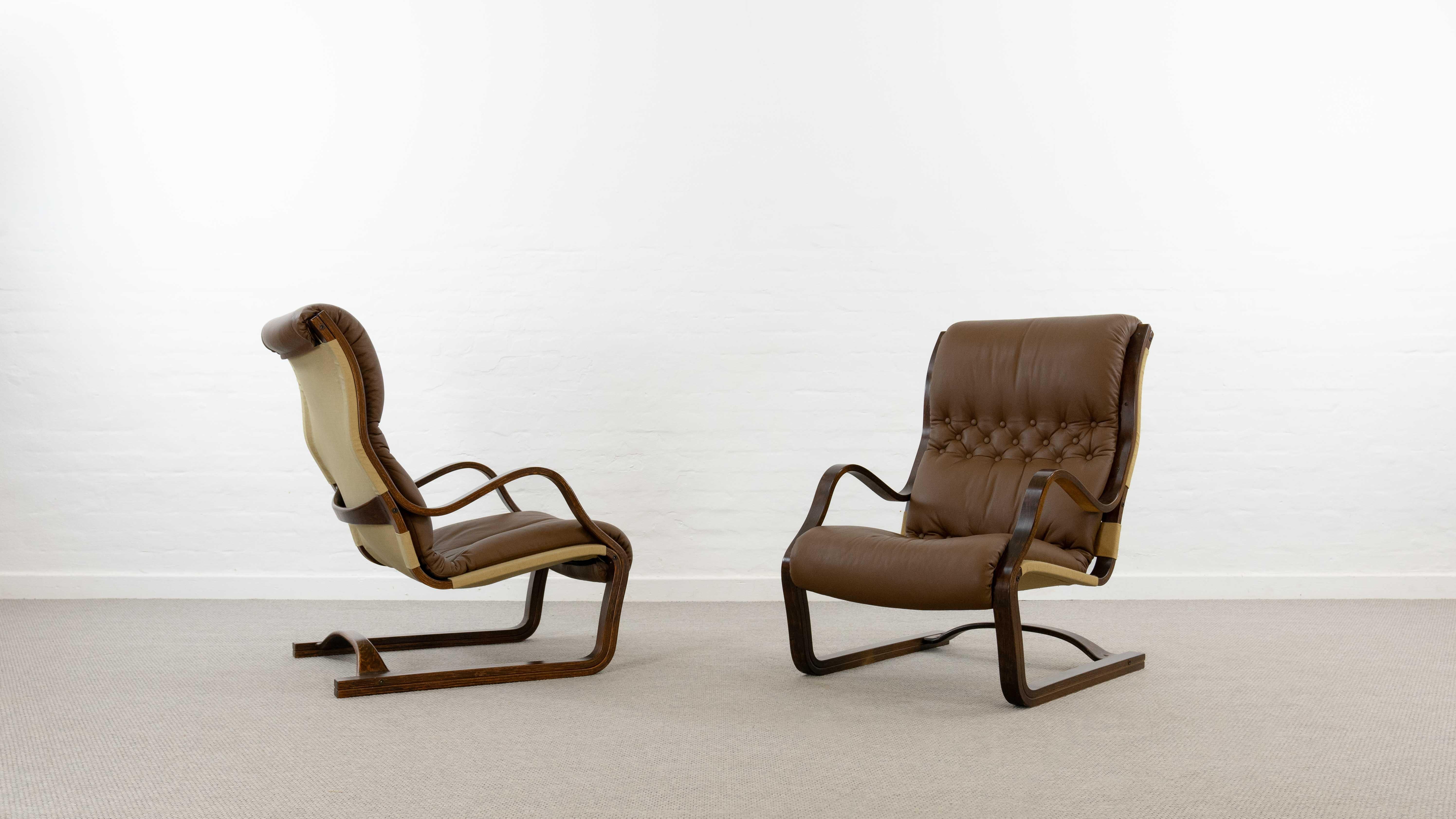 Scandinave moderne Lot de 2 fauteuils KOIVUTARU en cuir marron par Esko Pajamies pour Asko en vente