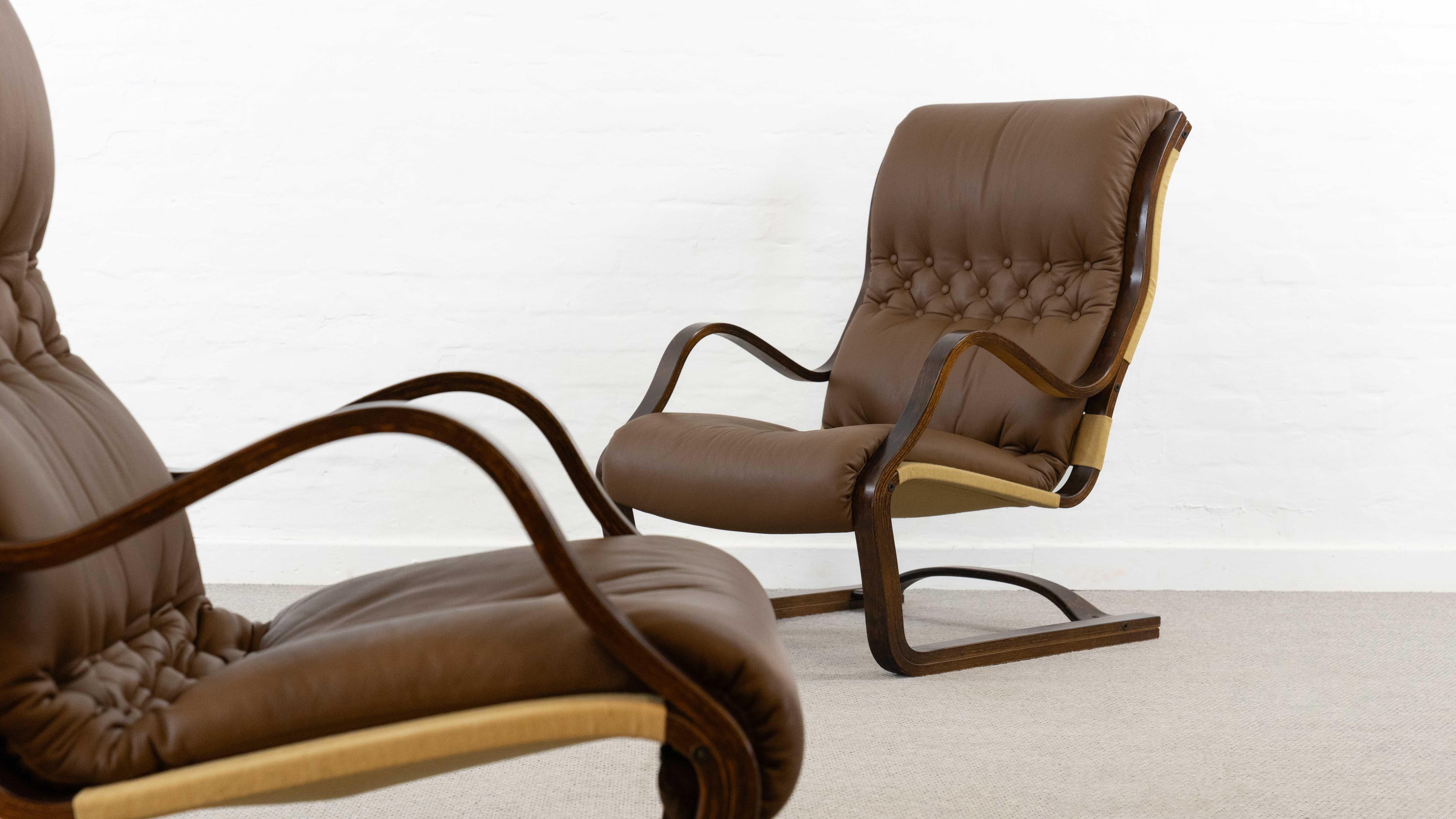 Finlandais Lot de 2 fauteuils KOIVUTARU en cuir marron par Esko Pajamies pour Asko en vente