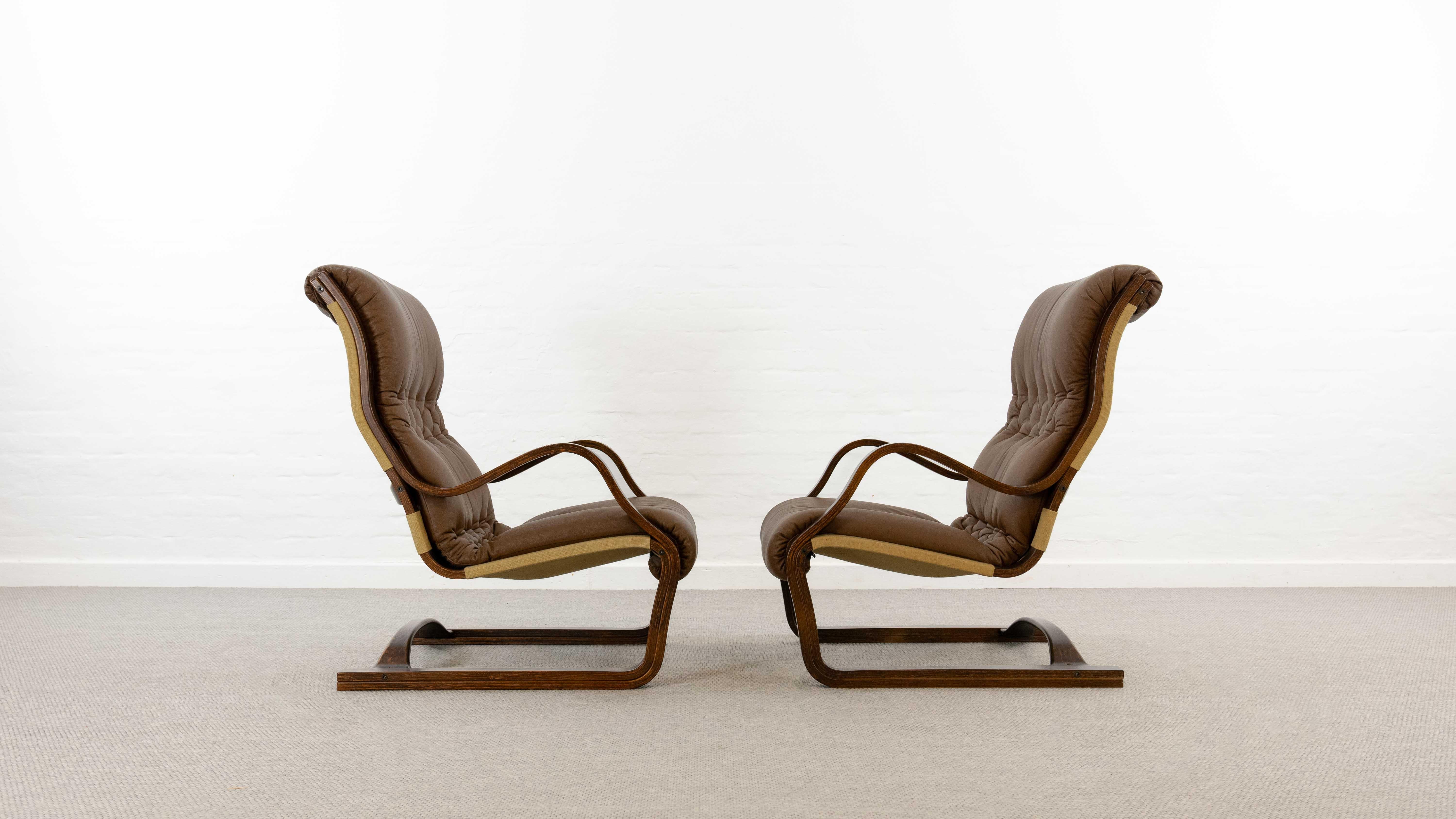 Lot de 2 fauteuils KOIVUTARU en cuir marron par Esko Pajamies pour Asko Bon état - En vente à Halle, DE