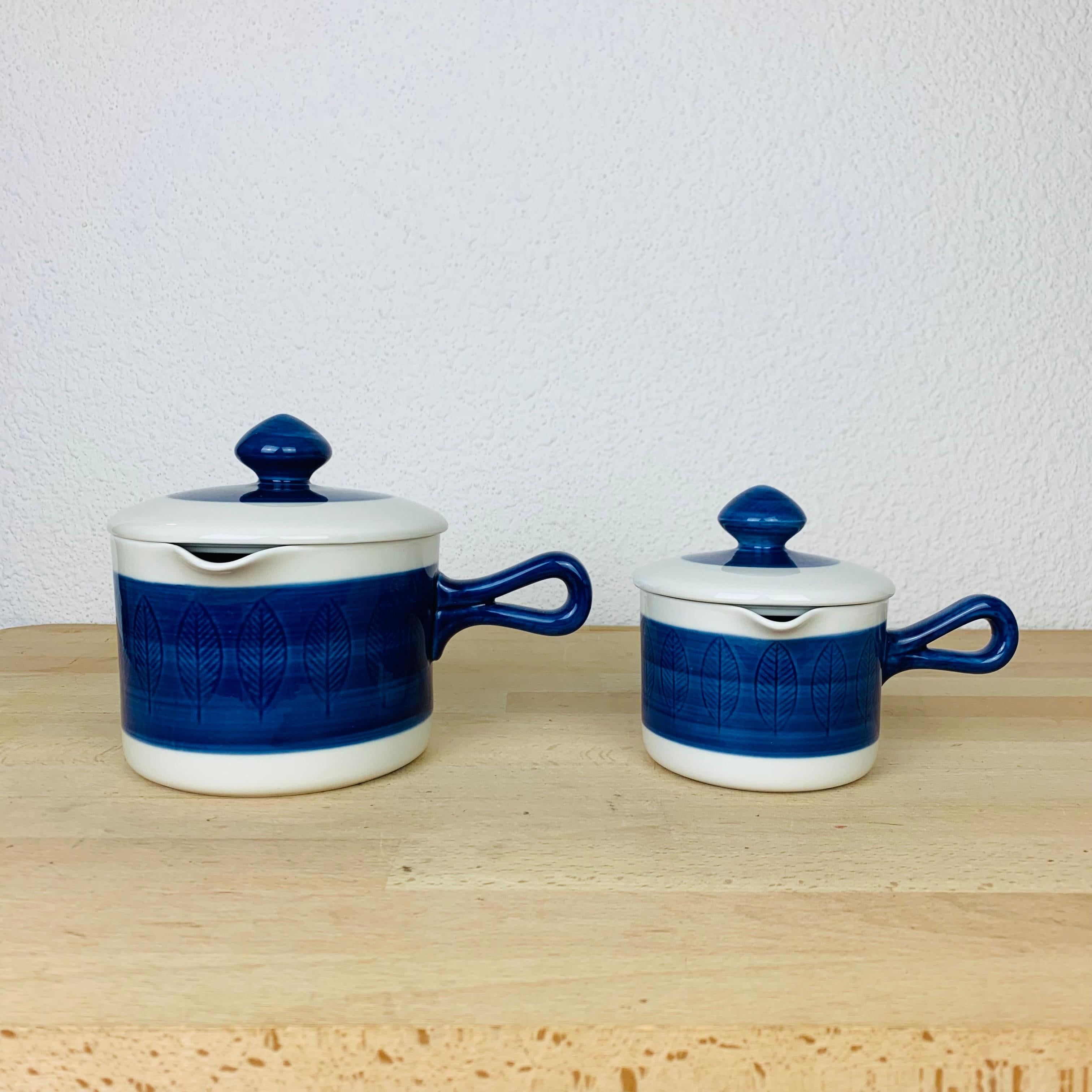 Set of two Koka gravy boath with lids by Hertha Bengtson for Rörstrand Sweden, manufactured in the 1960's. 

Slight wear due to their age and use, no chip, no crack. 

Measurements of the smaller one : diameter 10 cm, height 11, 5 cm, height without