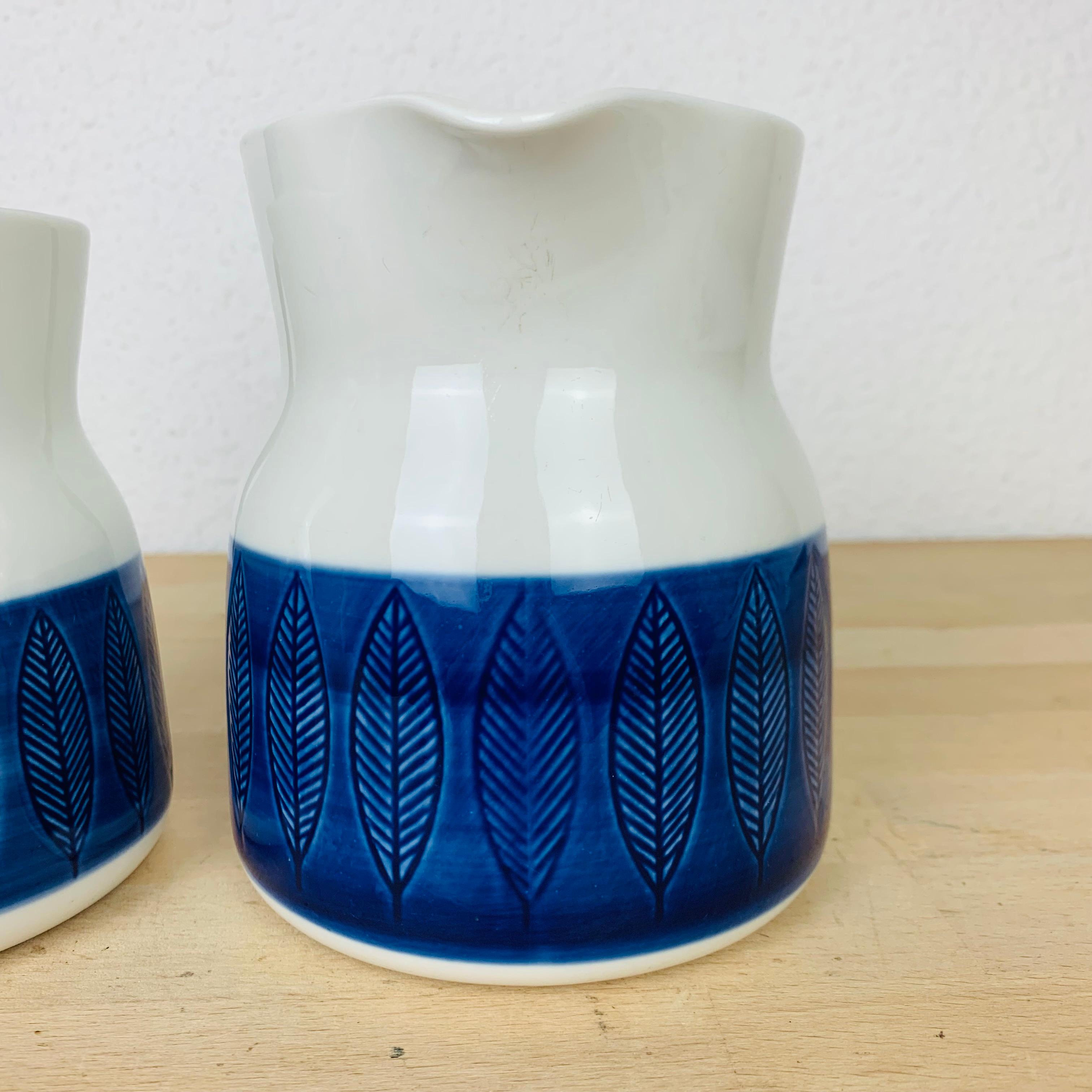 Set of 2 Koka pitchers by Hertha Bengtson for Rörstrand Sweden  In Good Condition For Sale In BELFORT, FR