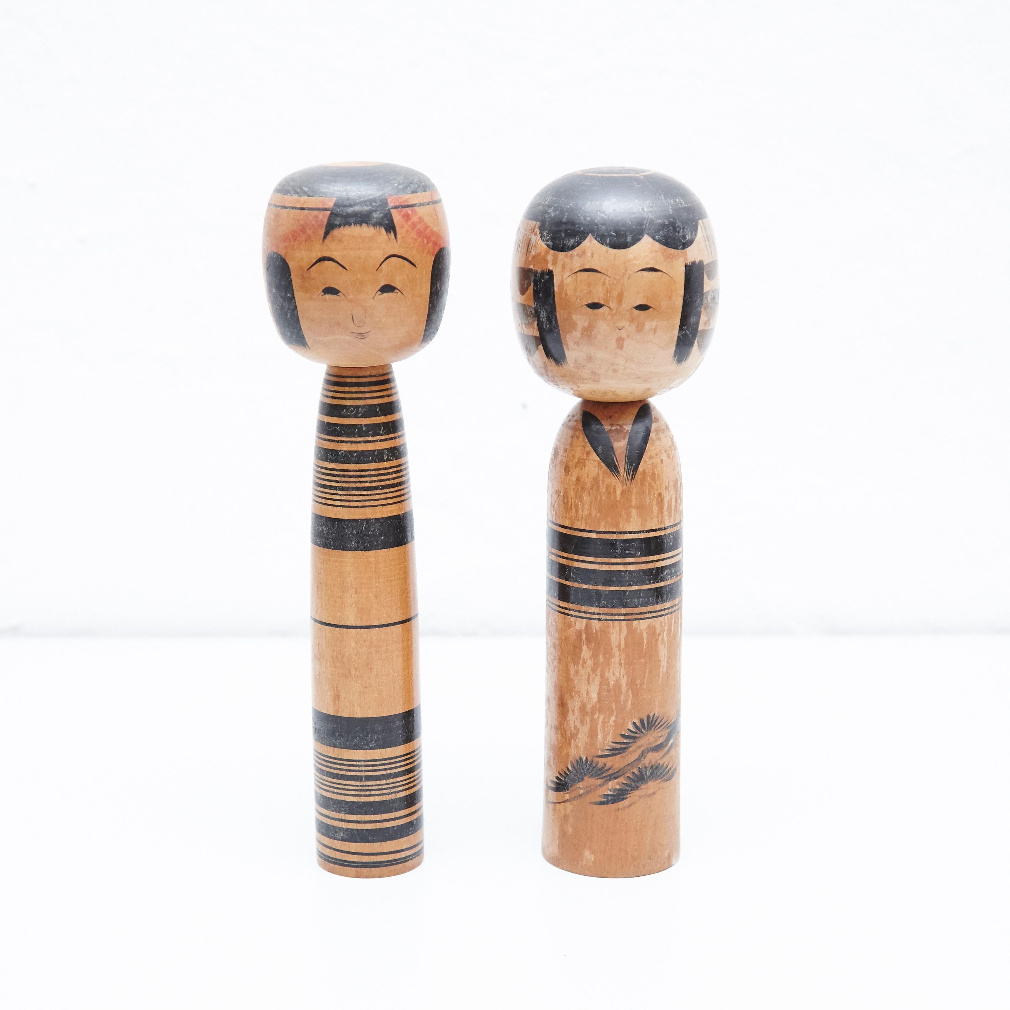 Japanische Puppen, Kokeshi genannt, aus dem frühen 20. Jahrhundert.  Provenienz aus dem nördlichen Japan.  Satz von 2.    Maßnahmen:     24.5 x 7 cm  25 x 6.5 cm      Handgefertigt von japanischen Kunsthandwerkern aus Holz. Sie haben einen einfachen