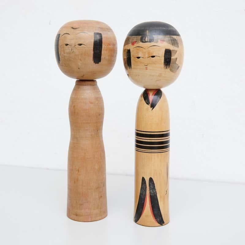 Bambole giapponesi chiamate Kokeshi dell'inizio del XX secolo.  Provenienza dal Giappone settentrionale.  Set di 2.    Misure:     31 x 9 cm  31 x 9,5 cm      Realizzato a mano da artigiani giapponesi in legno. Hanno un semplice tronco come corpo e