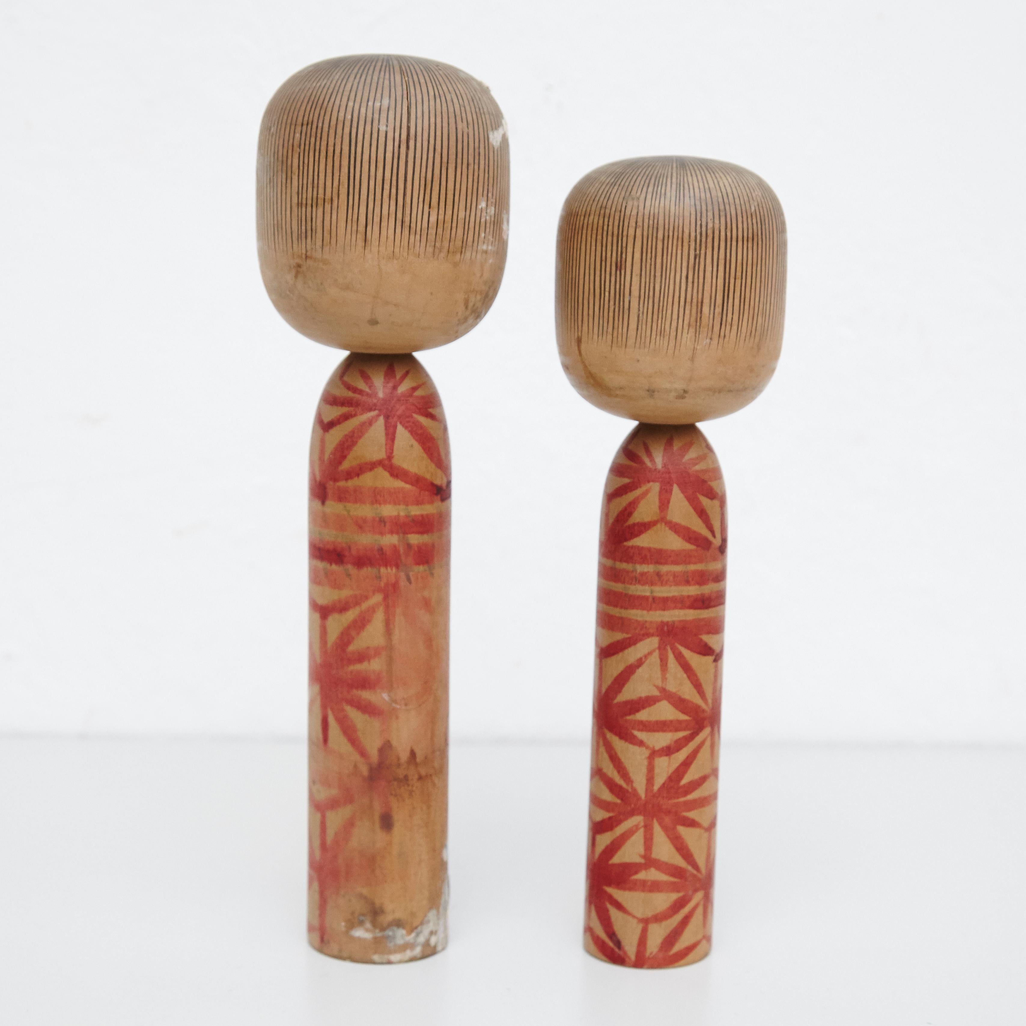 Japanese dolls called Kokeshi of the early 20th century.
Provenance from the northern Japan.
Set of 2.

Measures: 

30 x 8,5 cm
27 x 7,5 cm


Handmade by Japanese artisants from wood. Have a simple trunk as a body and an enlarged head. One