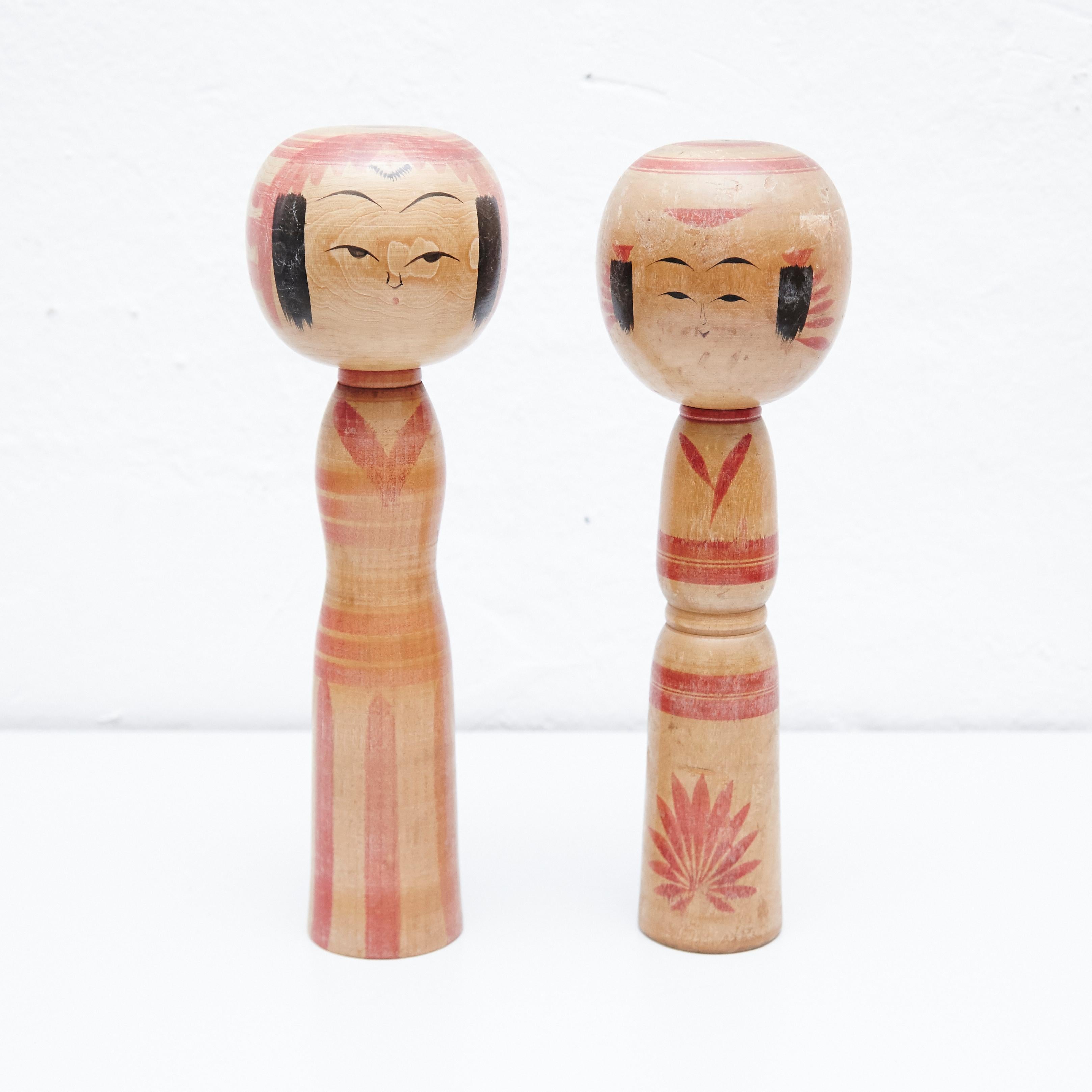 Japanese dolls called Kokeshi of the early 20th century.
Provenance from the northern Japan.
Set of 2.

Measures: 

31 x 9.5 cm
30 x 10cm


Handmade by Japanese artisants from wood. Have a simple trunk as a body and an enlarged head. One