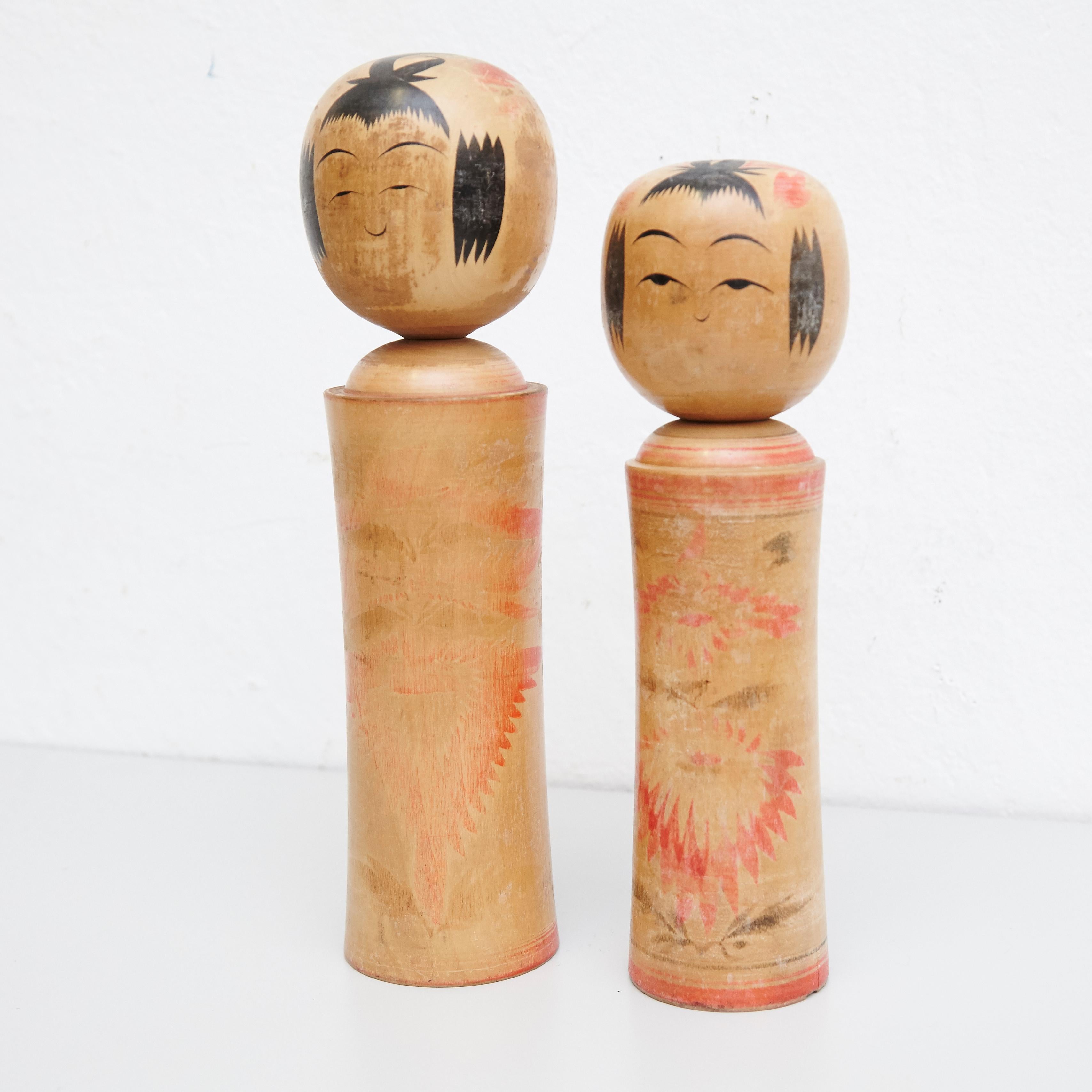 Japanese dolls called Kokeshi of the early 20th century.
Provenance from the northern Japan.
Set of 2.

Measures: 

31 x 8 cm
28 x 7 cm


Handmade by Japanese artisants from wood. Have a simple trunk as a body and an enlarged head. One