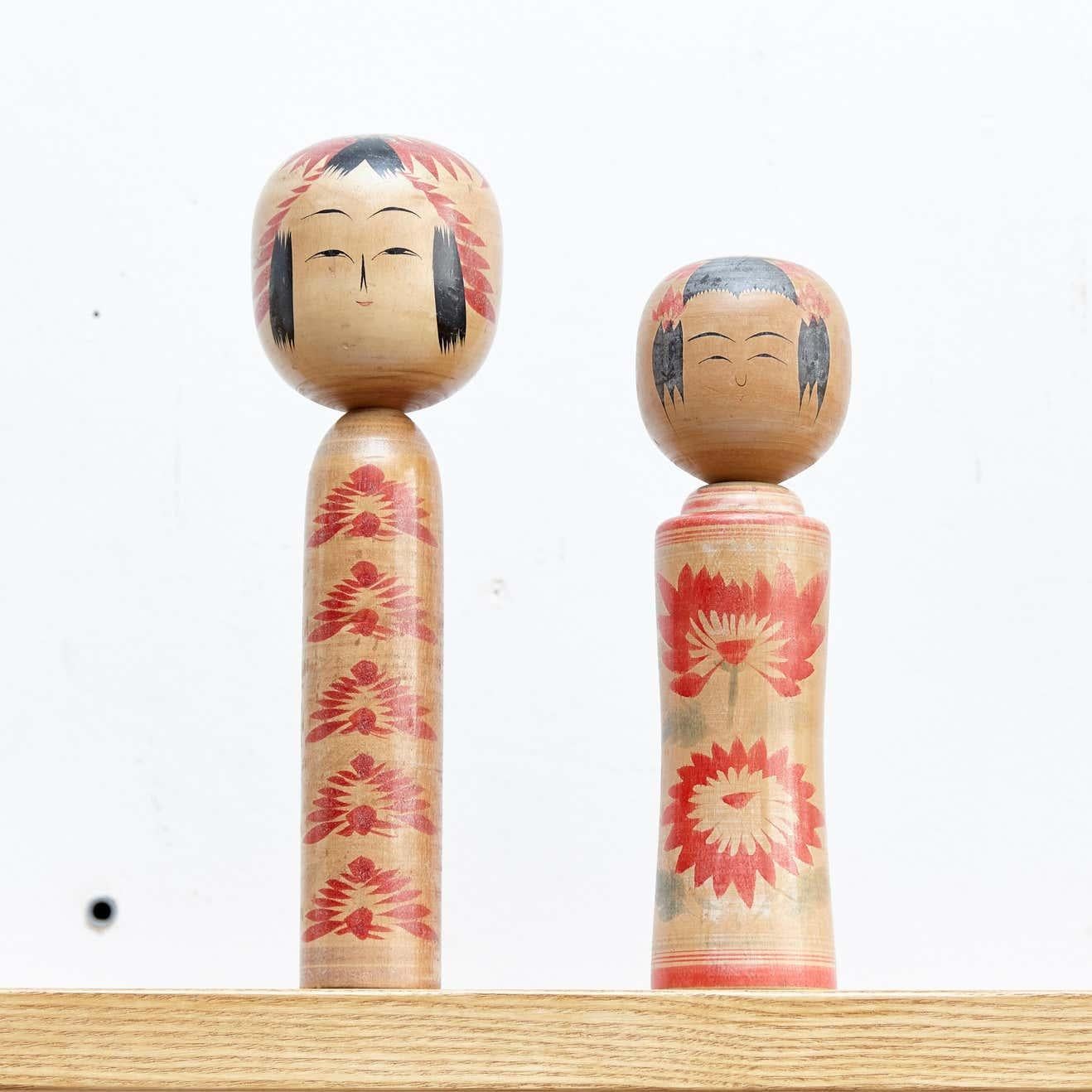 Japanese dolls called Kokeshi of the early 20th century.
Provenance from the northern Japan.
Set of 2.

Measures: 36 x 10 cm
30 x 7.5 cm

Handmade by Japanese Artisants from wood. Have a simple trunk as a body and an enlarged head. One