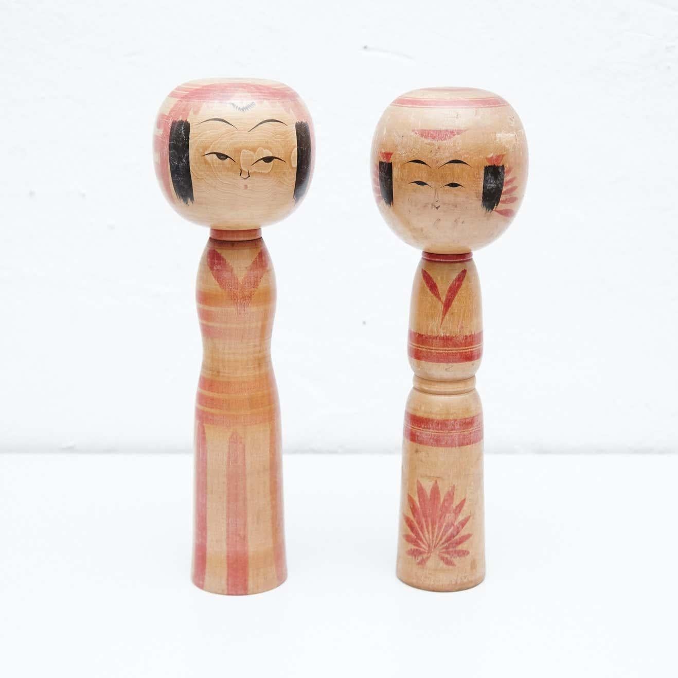 Japanese dolls called Kokeshi of the early 20th century.
Provenance from the northern Japan.
Set of 2.

Measures: 

31 x 9.5 cm
30 x 10cm


Handmade by Japanese artisants from wood. Have a simple trunk as a body and an enlarged head. One