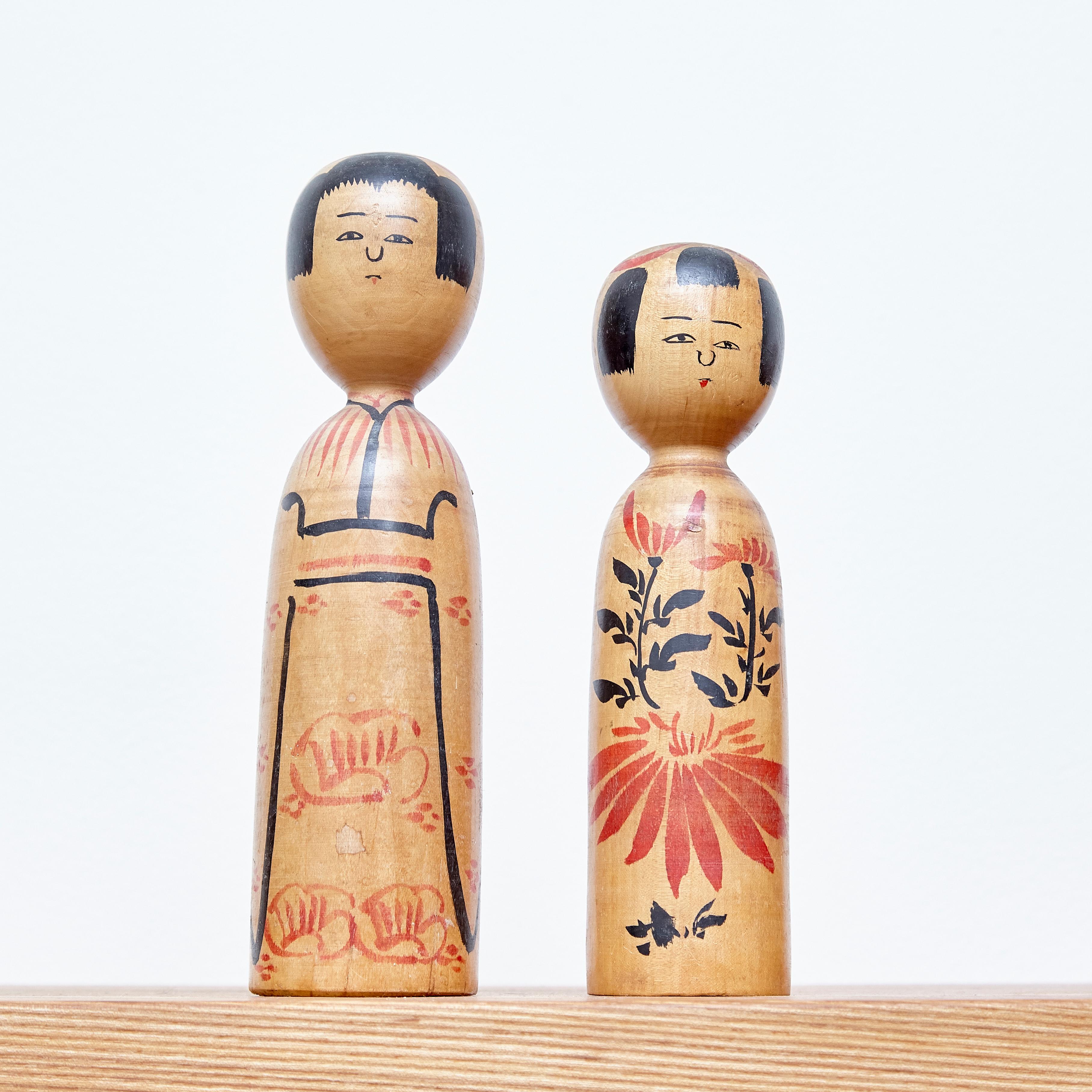 Set of 2 Kokeshi Japanese Wood Hand Painted Doll In Good Condition In Barcelona, Barcelona