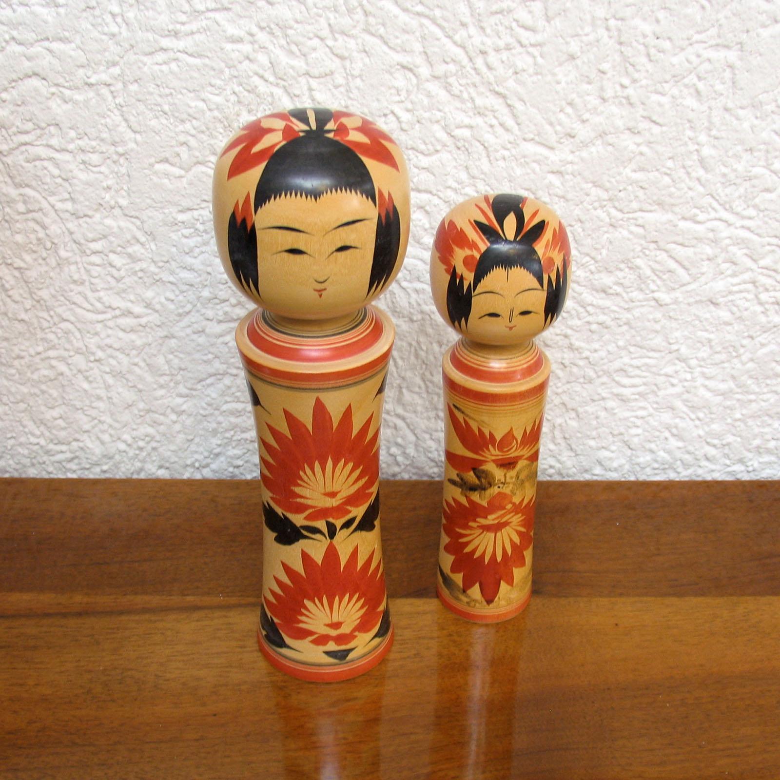 Asiatique Ensemble de 2 poupées japonaises Kokeshi Naruko peintes à la main en vente
