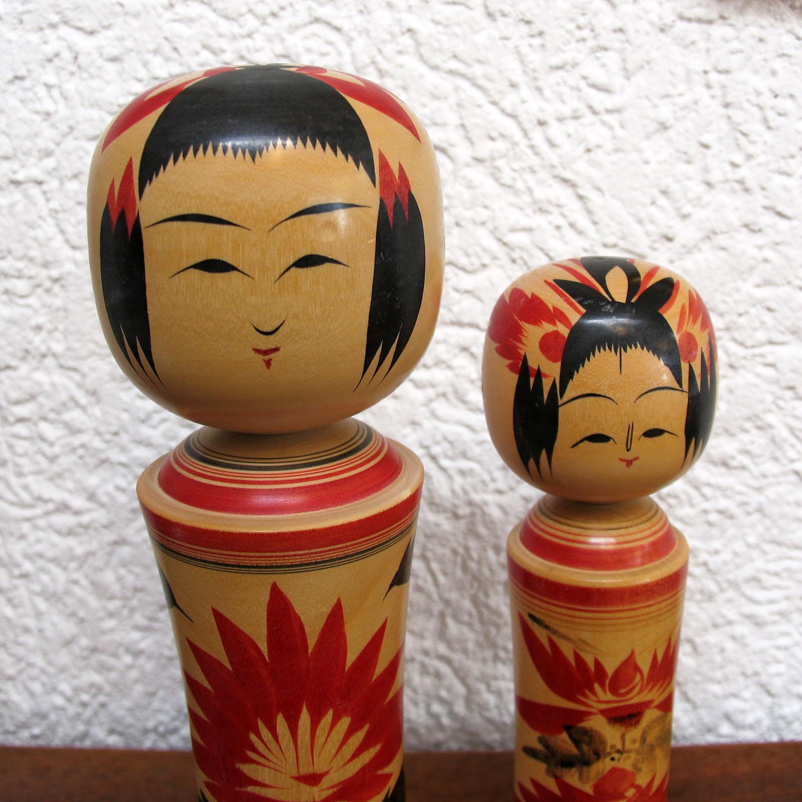 2er-Set Kokeshi Naruko Japanische handbemalte Kokeshi-Puppe aus Holz (Handgeschnitzt) im Angebot