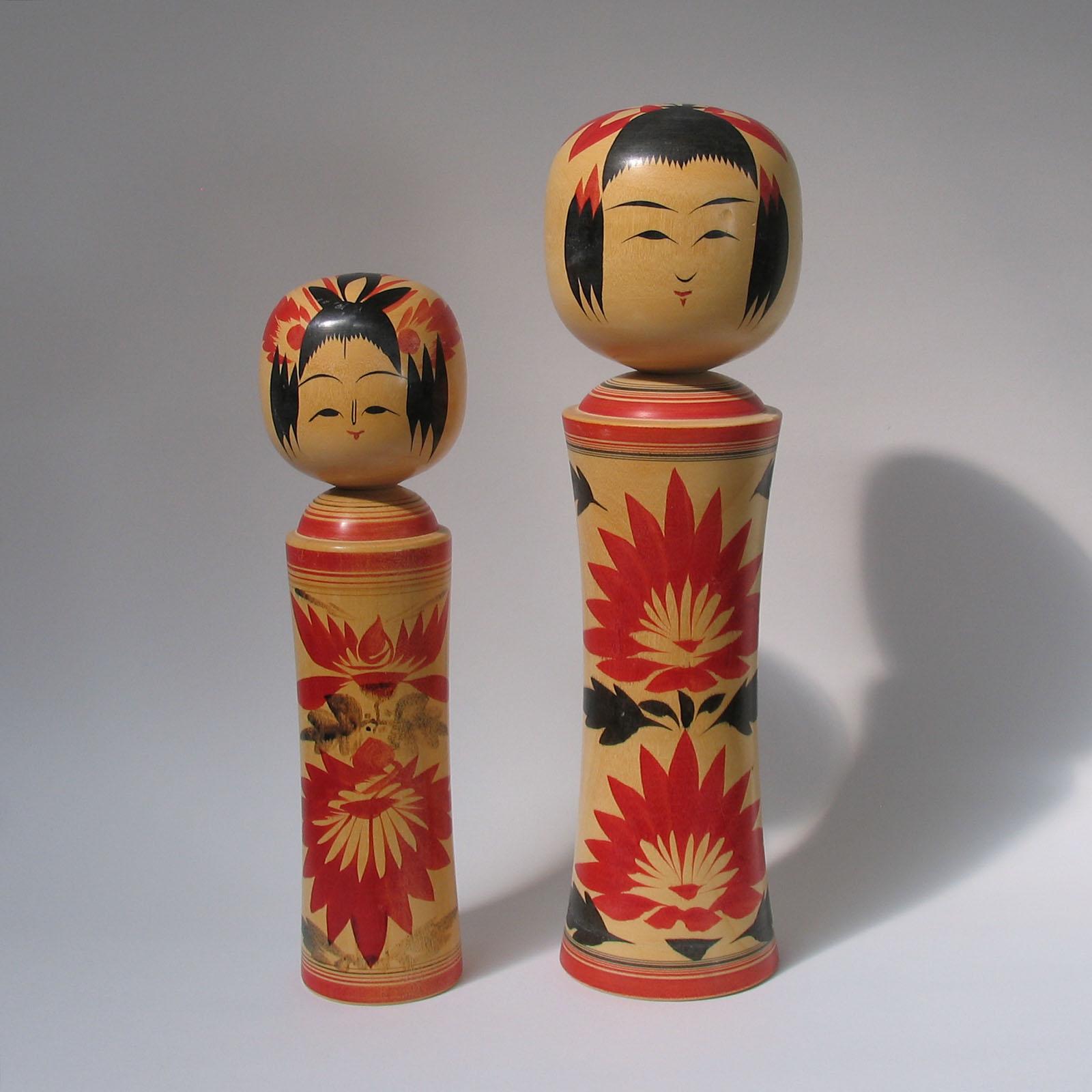 2er-Set Kokeshi Naruko Japanische handbemalte Kokeshi-Puppe aus Holz, signiert (Handgeschnitzt) im Angebot