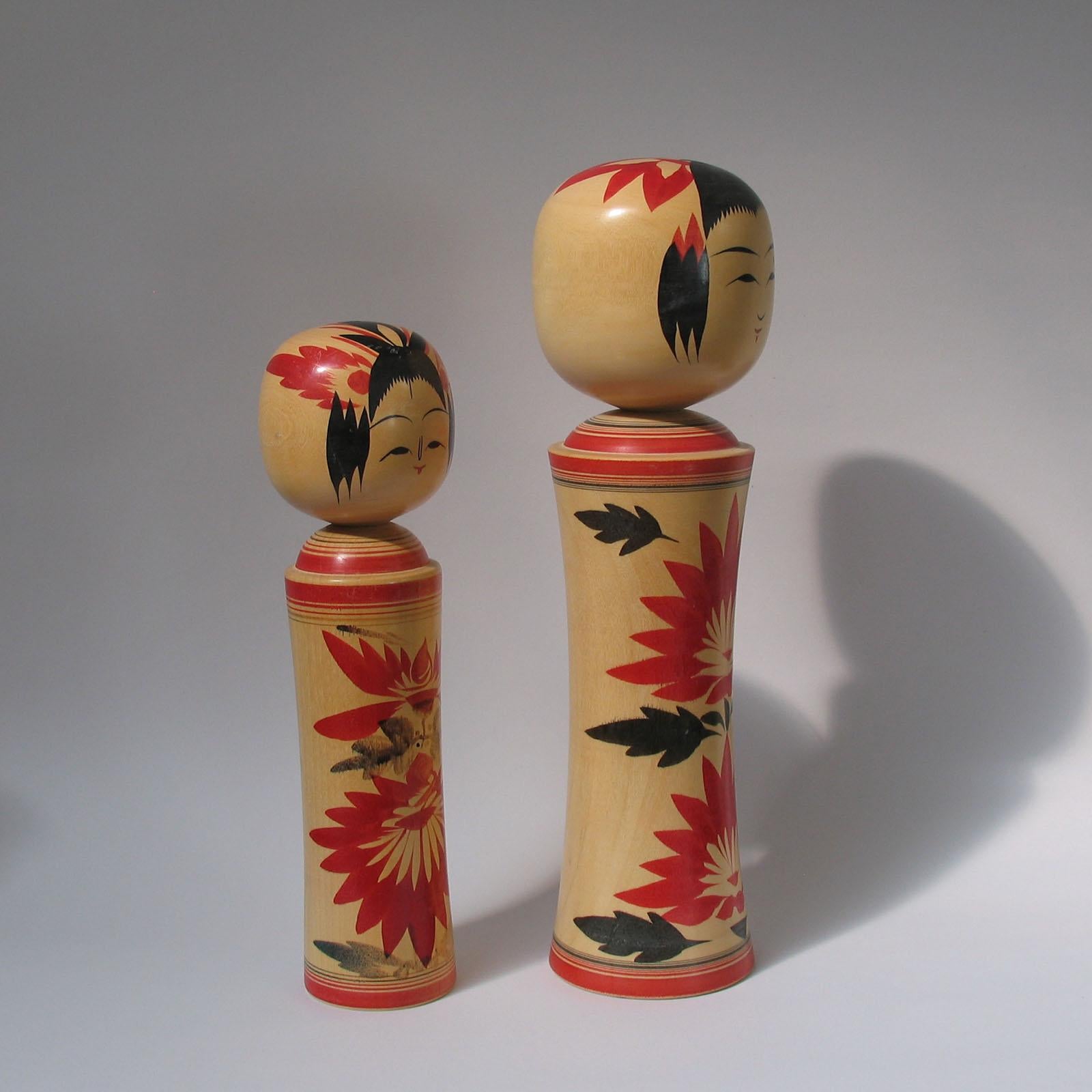 2er-Set Kokeshi Naruko Japanische handbemalte Kokeshi-Puppe aus Holz, signiert im Zustand „Hervorragend“ im Angebot in Bochum, NRW