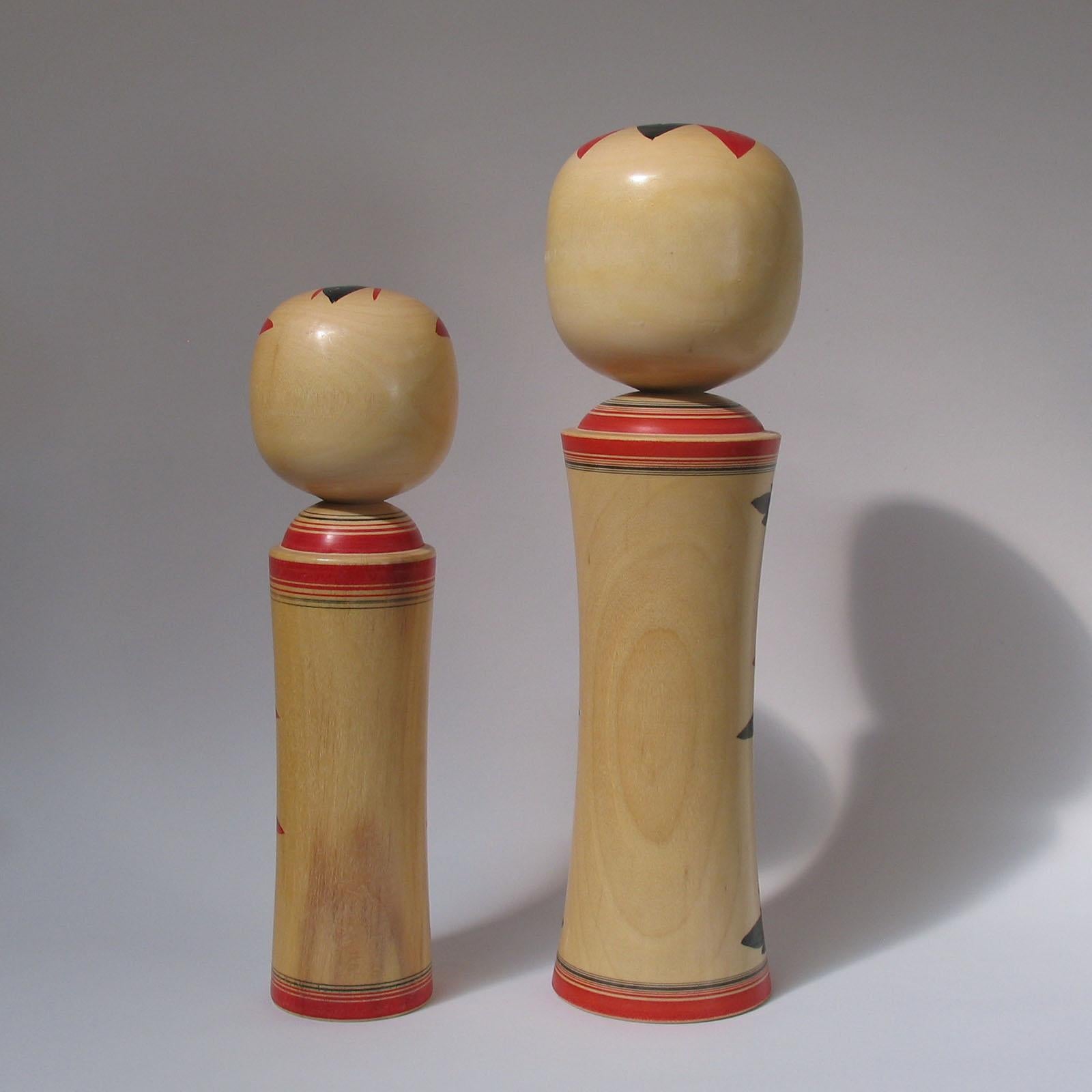 2er-Set Kokeshi Naruko Japanische handbemalte Kokeshi-Puppe aus Holz, signiert (Ende des 20. Jahrhunderts) im Angebot