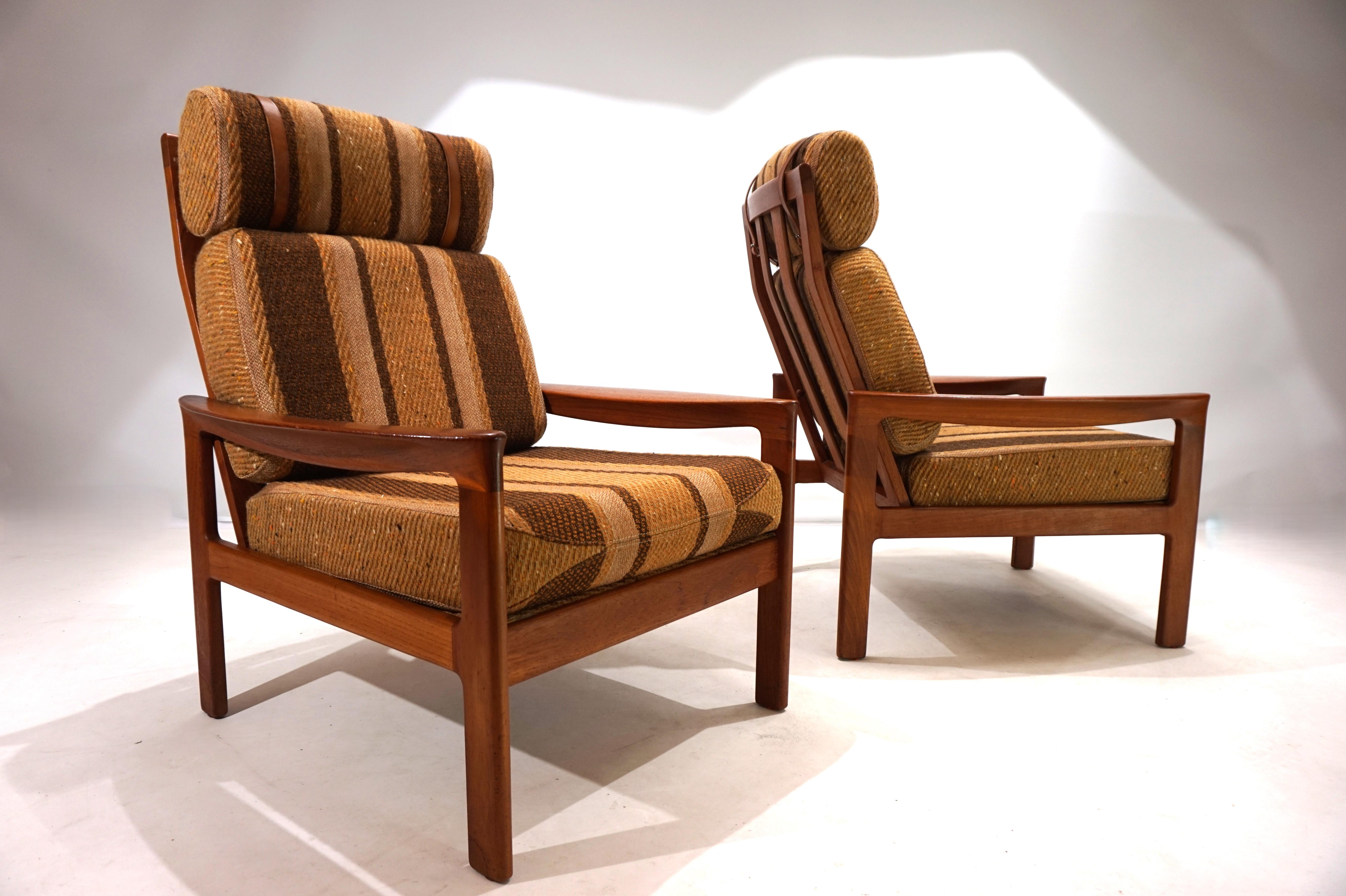 Le due poltrone in teak sono in ottime condizioni. Le cornici in teak, splendidamente lavorate, sono in ottime condizioni e presentano un'attraente tonalità calda del legno che si armonizza perfettamente con le tonalità della terra dei rivestimenti