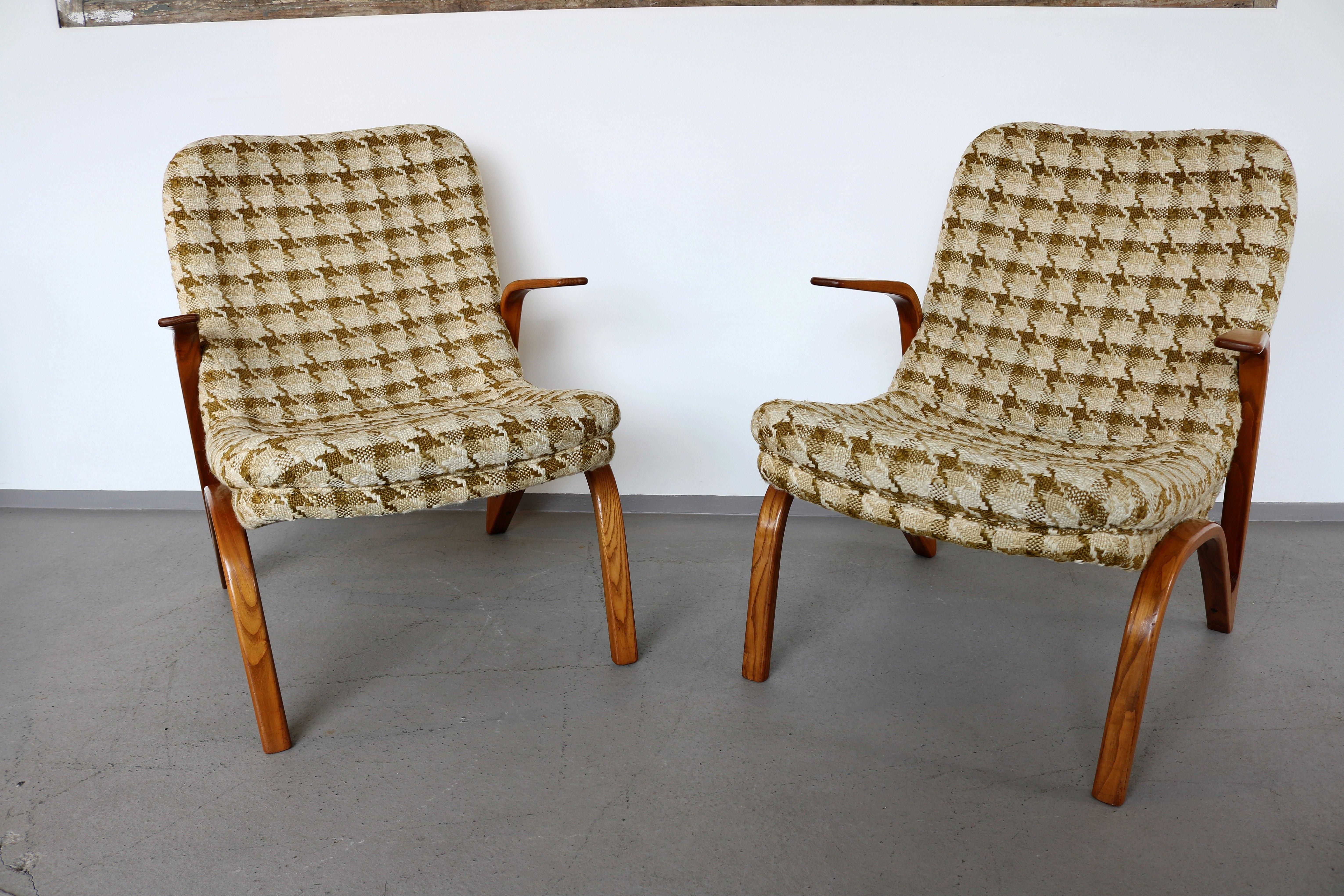 Set of 2 beautiful shaped lounge chairs. The Konkav chairs designed by Paul Bode for Deutsche Federholzgesellschaft in the 1950s are in original condition. The Bentwood is complete and in very good original condition, also the fabric. Very
