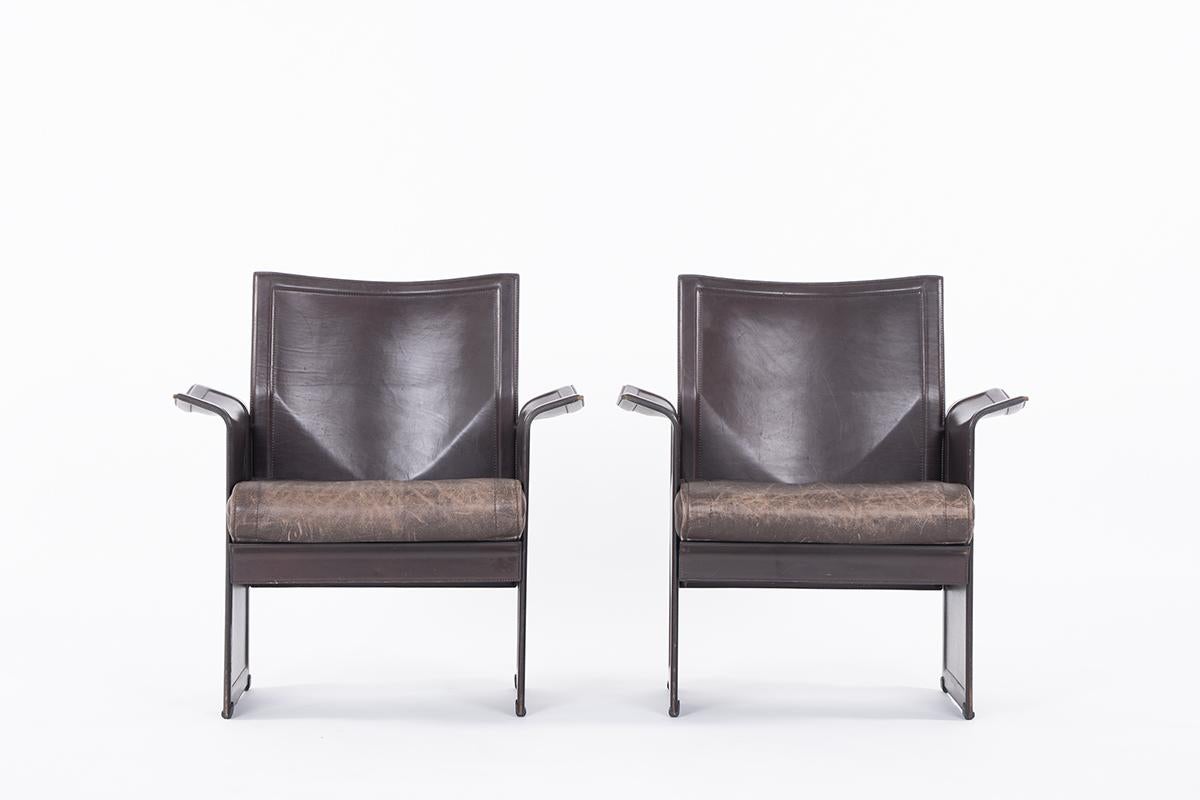Satz von 2 Sesseln Modell Korium von Tito Agnoli für Matteo Grassi in den 70er Jahren
Struktur aus Metall mit einem braunen Leder überzogen
Kissen Sitz vervollständigen die Struktur, auch mit braunem Leder bezogen
Die Sitze sind patiniert.