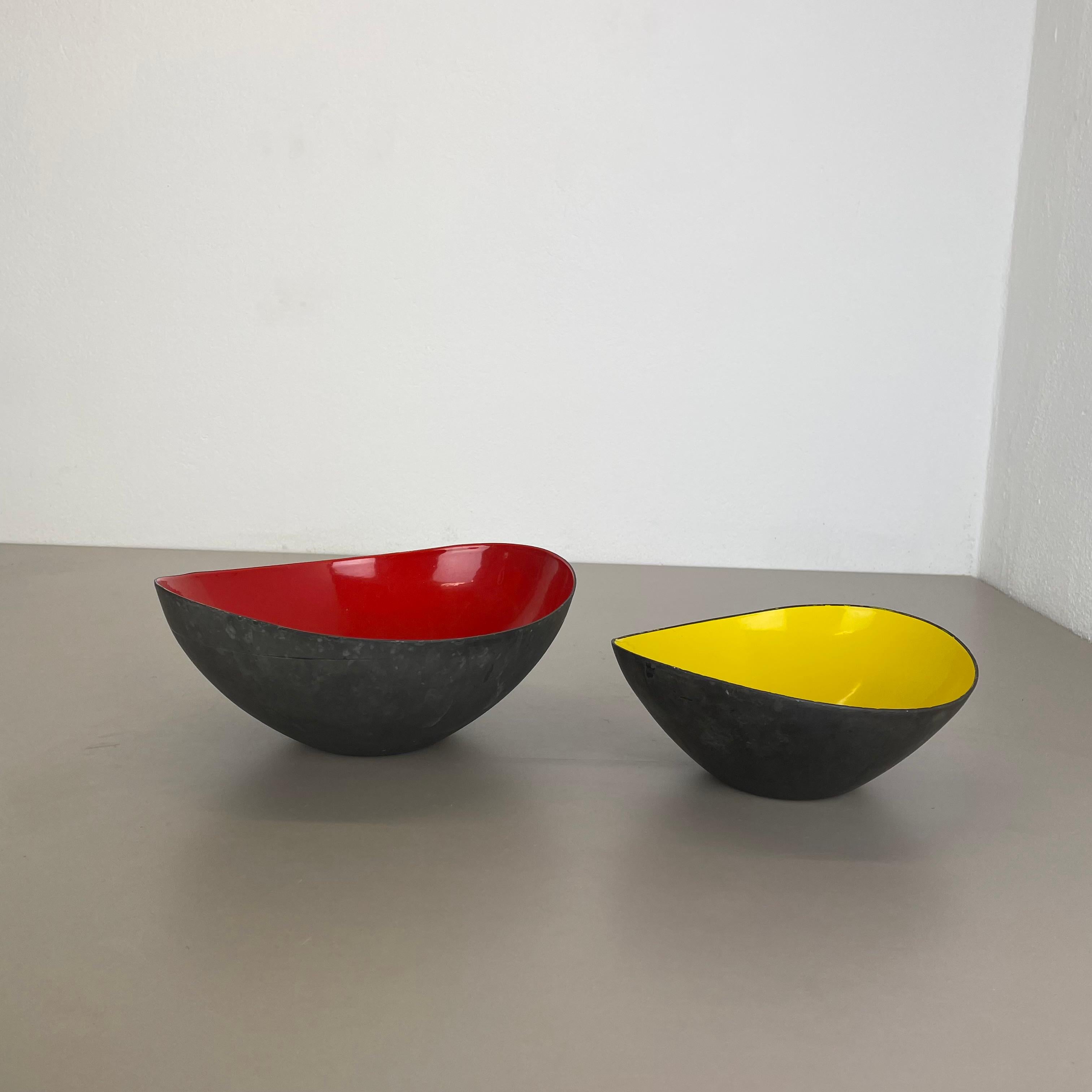 Article:

bowl set of 2


Design:

Herbert Krenchel


Producer:

Ørskov, Torben & Co., Kopenhagen


Origin:

Denmark


Decade:

1950s


This original set of 2 bowl elements were produced in the 1950s in Denmark. It was designed by Herbert Krenchel.