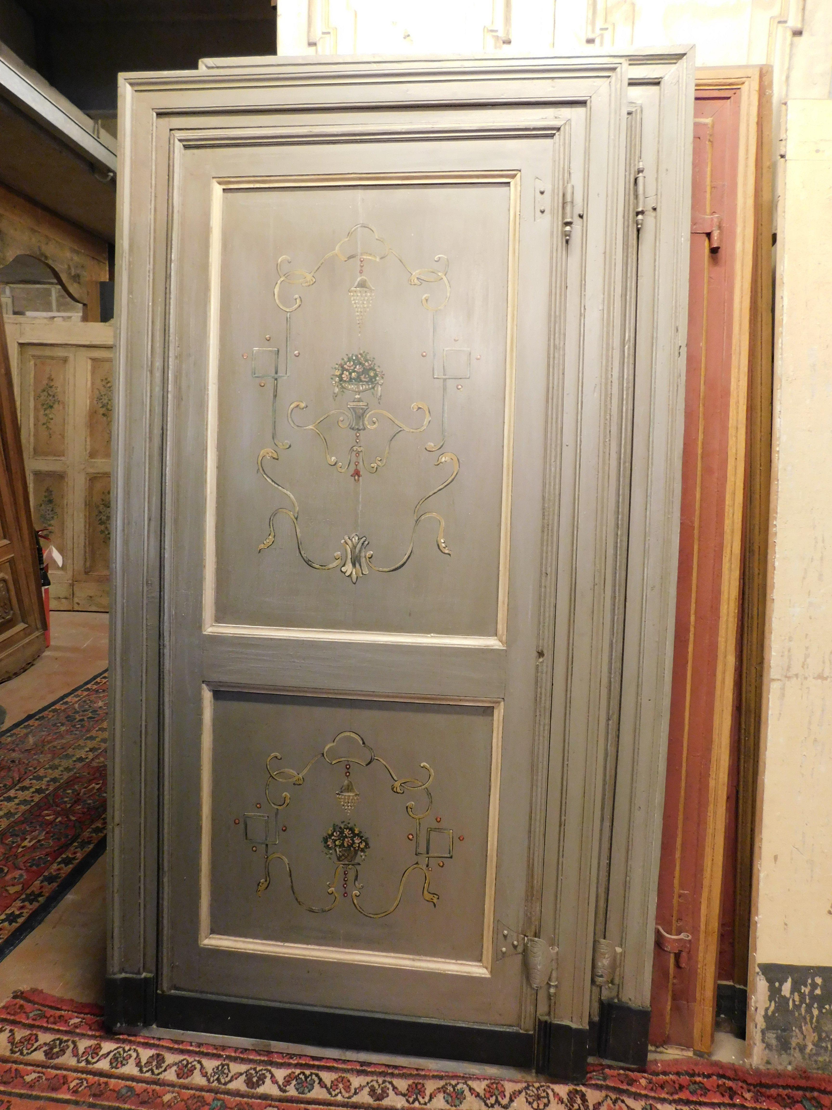 juego de 2 puertas de interior antiguas, de hoja lacada y con paneles pintados con decoraciones florales, completas con marco original, trasera lacada con marcos. Ambos tienen la abertura Pull, a la derecha. Original del siglo XIX y sólo se vende en