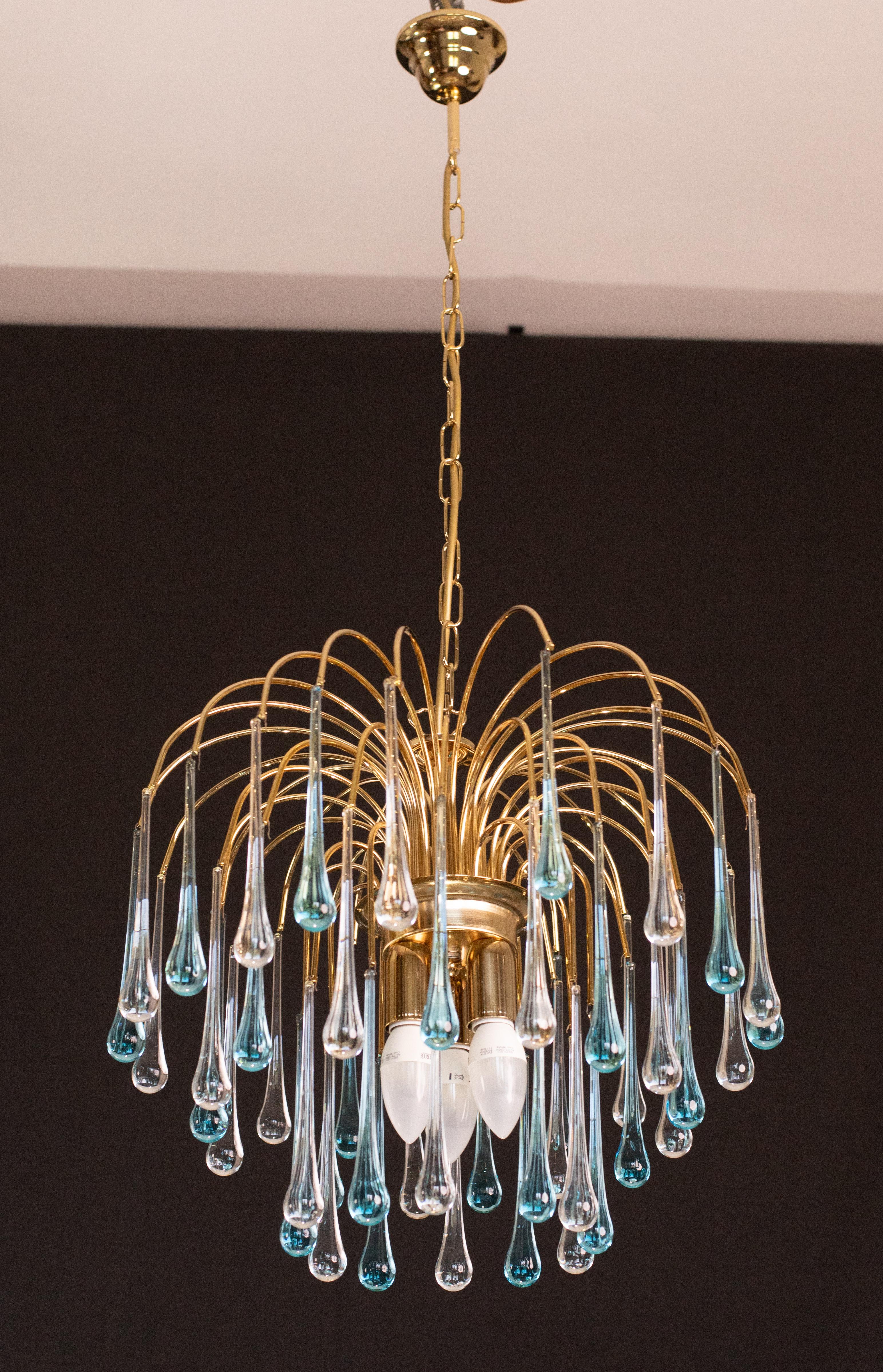 Set di 2 splendidi lampadari di Murano nello stile di Venini La Cascata.
Il lampadario è composto da tre tondi composti da bellissime gocce trasparenti e blu che scendono a cascata.
Il lampadario è composto da 3 punti luce e14, la struttura è in