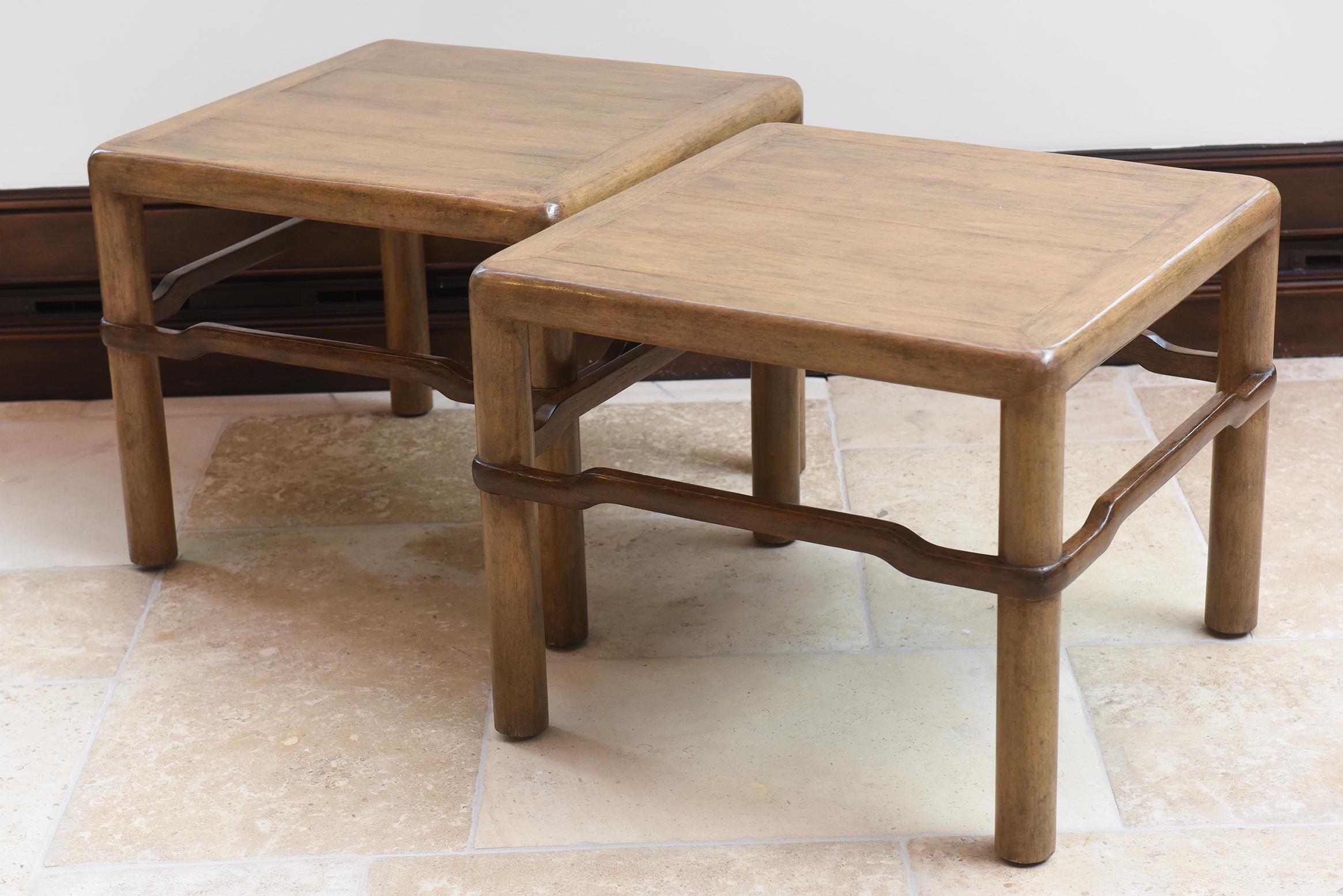 Cet ensemble de deux tables d'appoint Laiyang de Gregorius Pineo présente un design épuré et contemporain avec un plateau en planches émaillées et des bordures détaillées. La finition gris ardoise foncé, complétée par des détails anthracite, offre