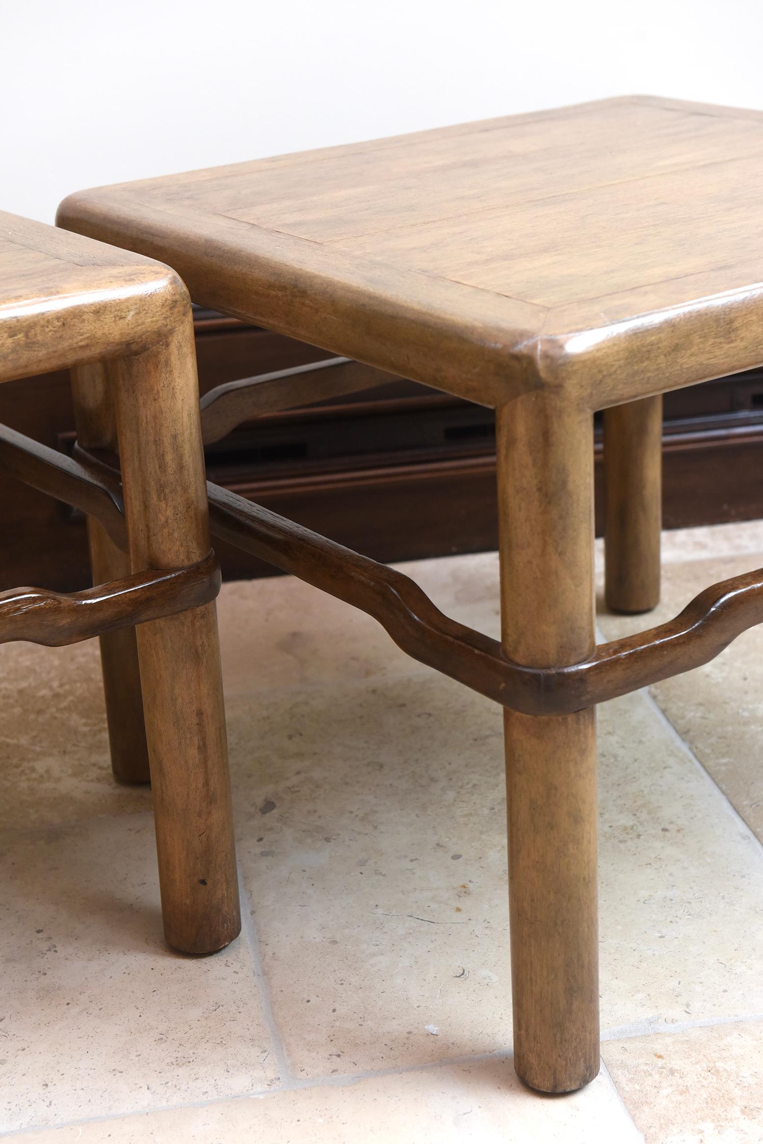 Sculpté à la main Ensemble de 2 tables d'appoint Laiyang par Gregorius Pineo en vente