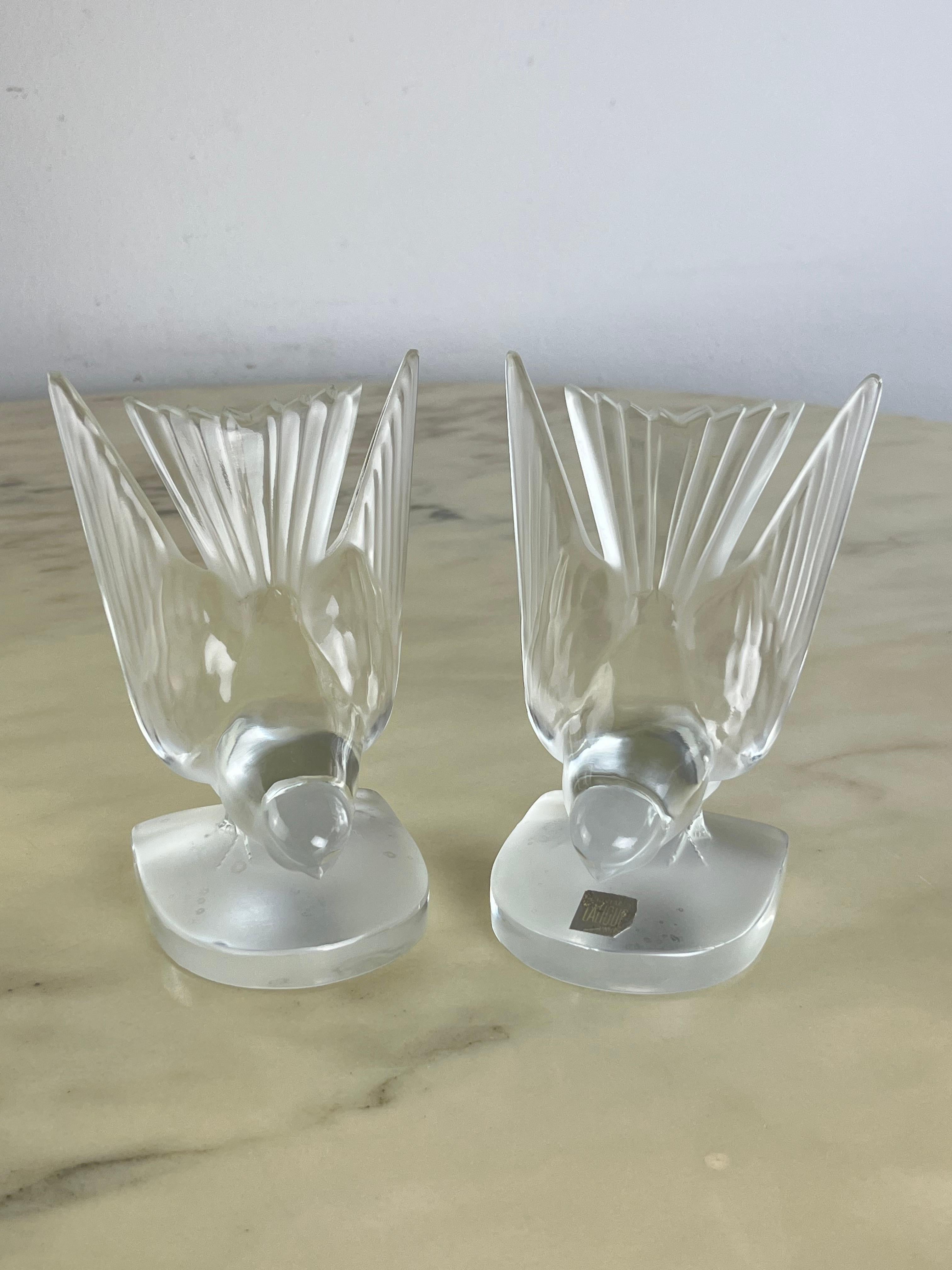 Set di 2 reggilibri in cristallo francese Lalique anni '80
Splendida ed elegante coppia di rondini in cristallo smerigliato, firmata Lalique, Francia, anni '80 circa.
I fermalibri sono in perfette condizioni vintage, senza scheggiature o
