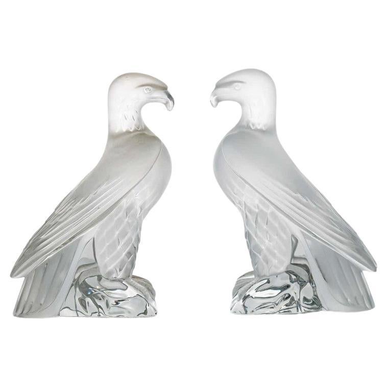 Ensemble de 2 sculptures Aigle de la Liberté en cristal dépoli signé Lalique, France