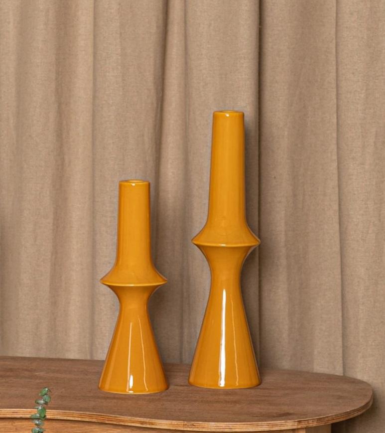 Set von 2 gelben Lanco-Kerzenhaltern aus Keramik von Simone & Marcel
Abmessungen: Kurz: Ø 11 x H 31 cm.
Groß: Ø 11 x H 41 cm.
MATERIALIEN: Keramisch.

Verschiedene Keramikoptionen verfügbar. Kundenspezifische Optionen sind auf Anfrage erhältlich.